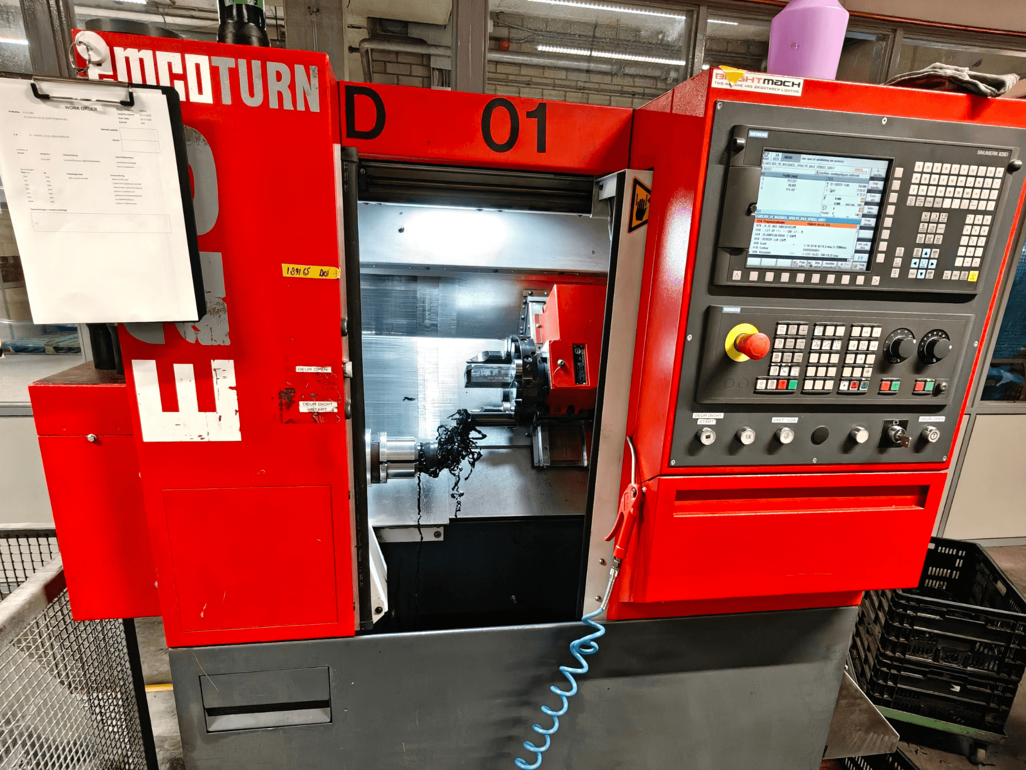 EMCO TURN E25 horisontell svarv framifrån, med manöverreglage, verktygshållare och arbetsområde med spånor.