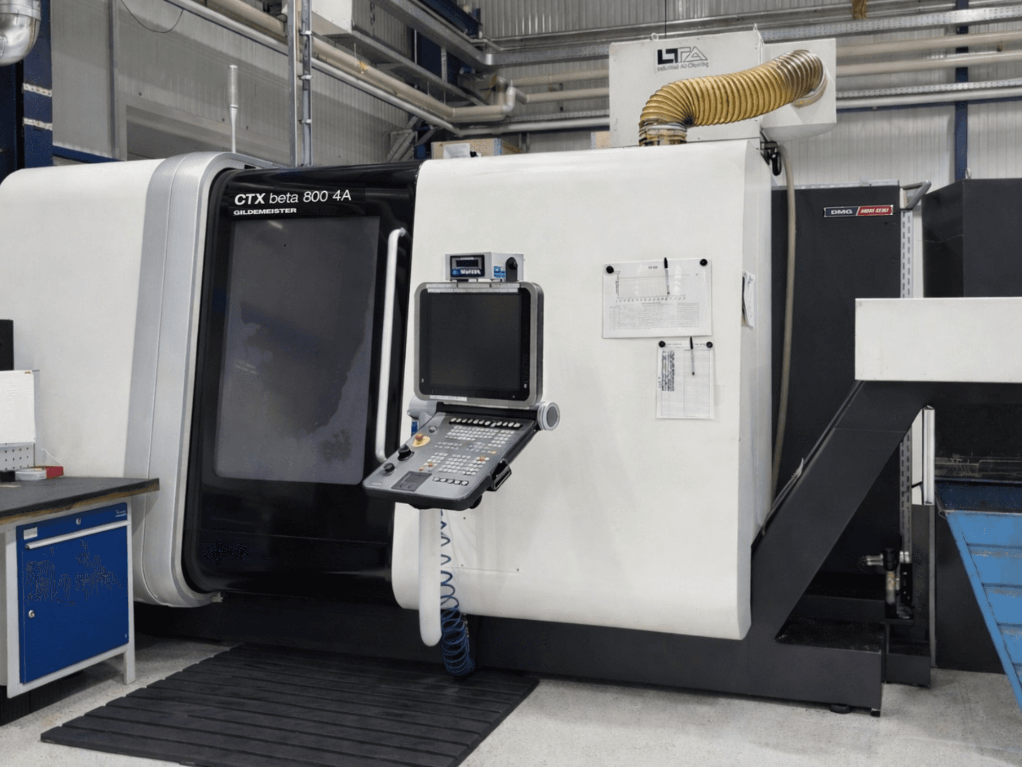 DMG CTX beta 800 4A flerspindlig svarv, framifrån, där kontrollpanelen och bruksanvisningarna syns tydligt.