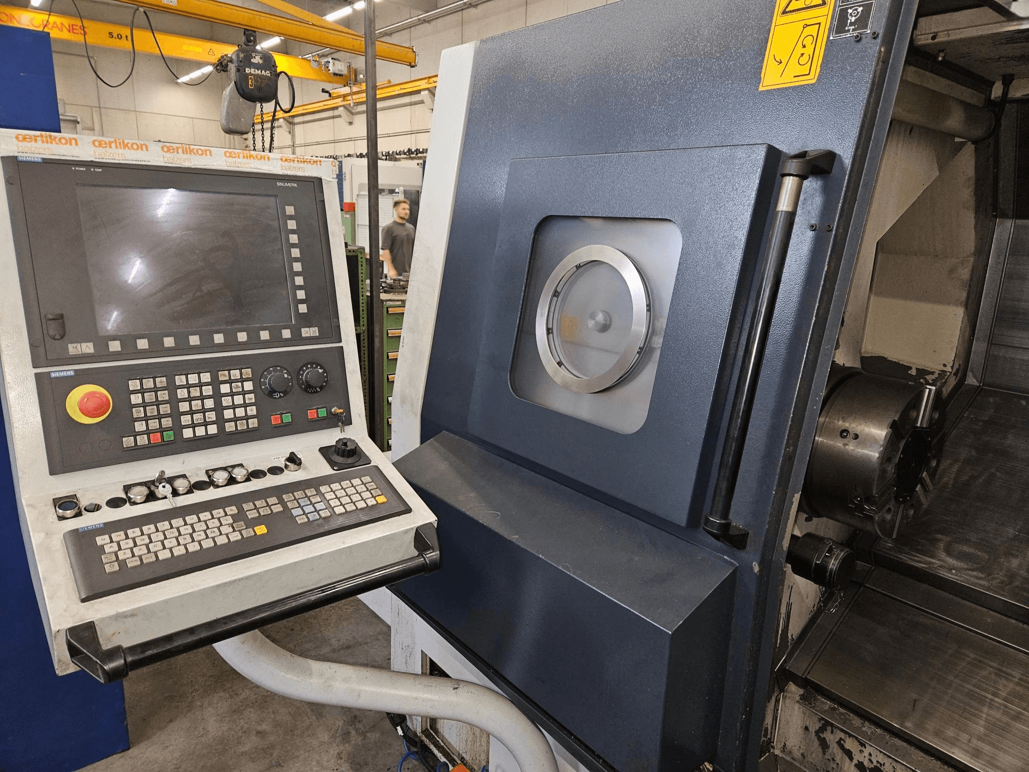 Framifrånvy av SPINNER TC800 110MCY svarv-fräscenter, där kontrollpanelen och maskinens komponenter syns.