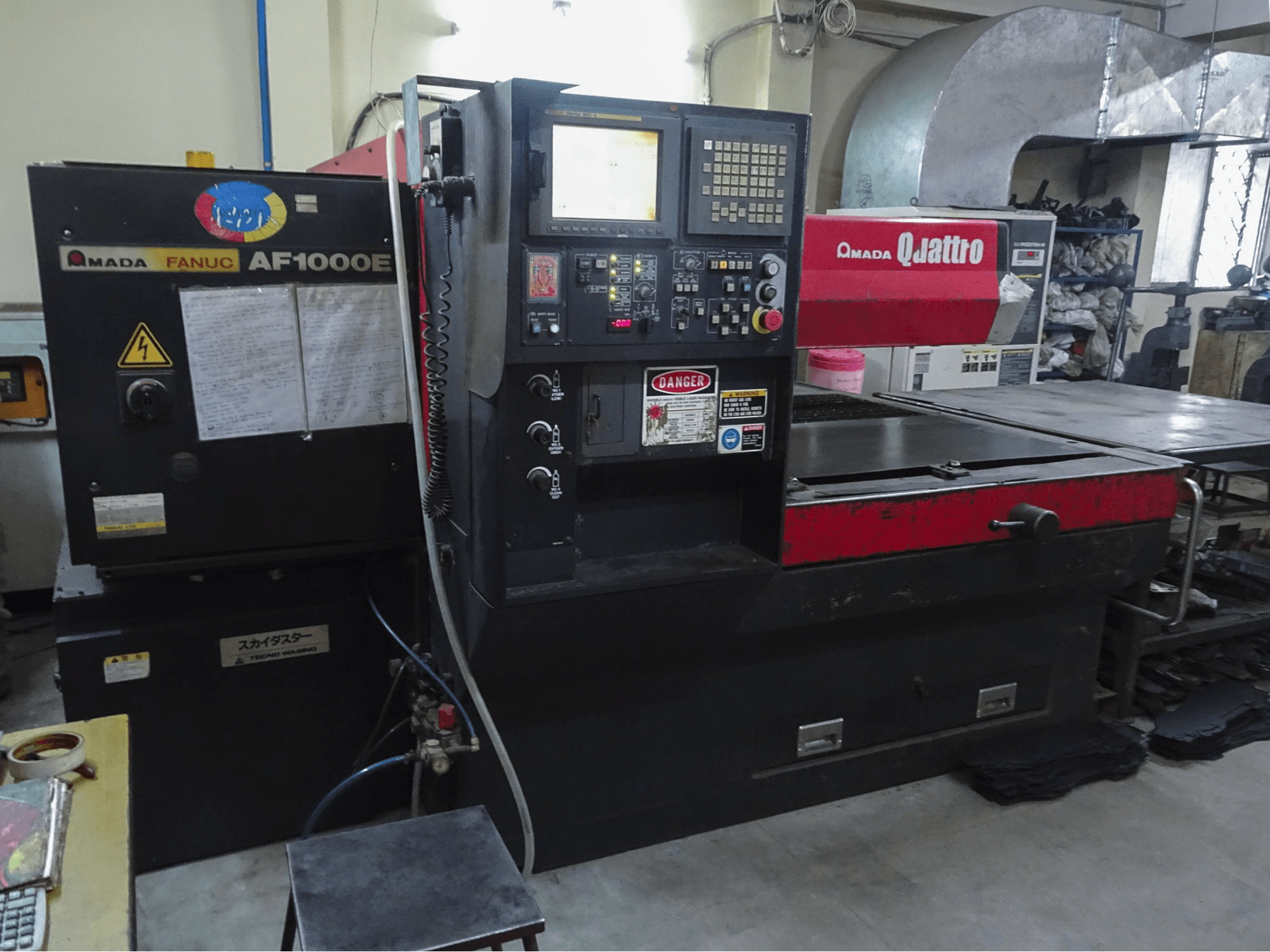 AMADA-maskinen sedd från vänsterQuattro AF1000E