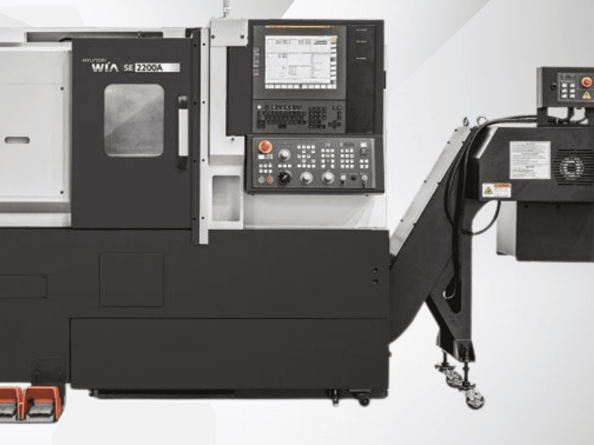 Hyundai WIA SE 2200A CNC-svarv, framifrån, med kontrollpanel och spindelmotor, konstruerad för precisionsbearbetning.