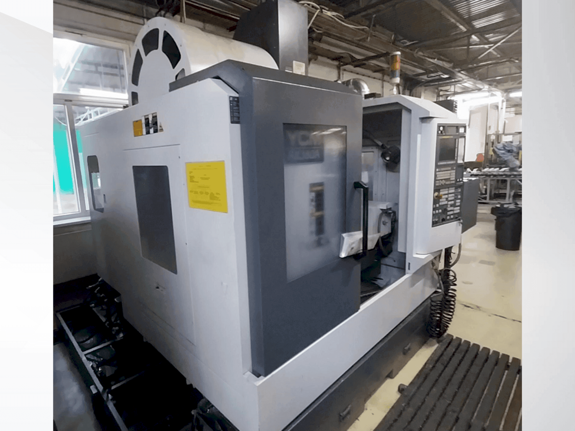 YCM FX380A-maskinen framifrån