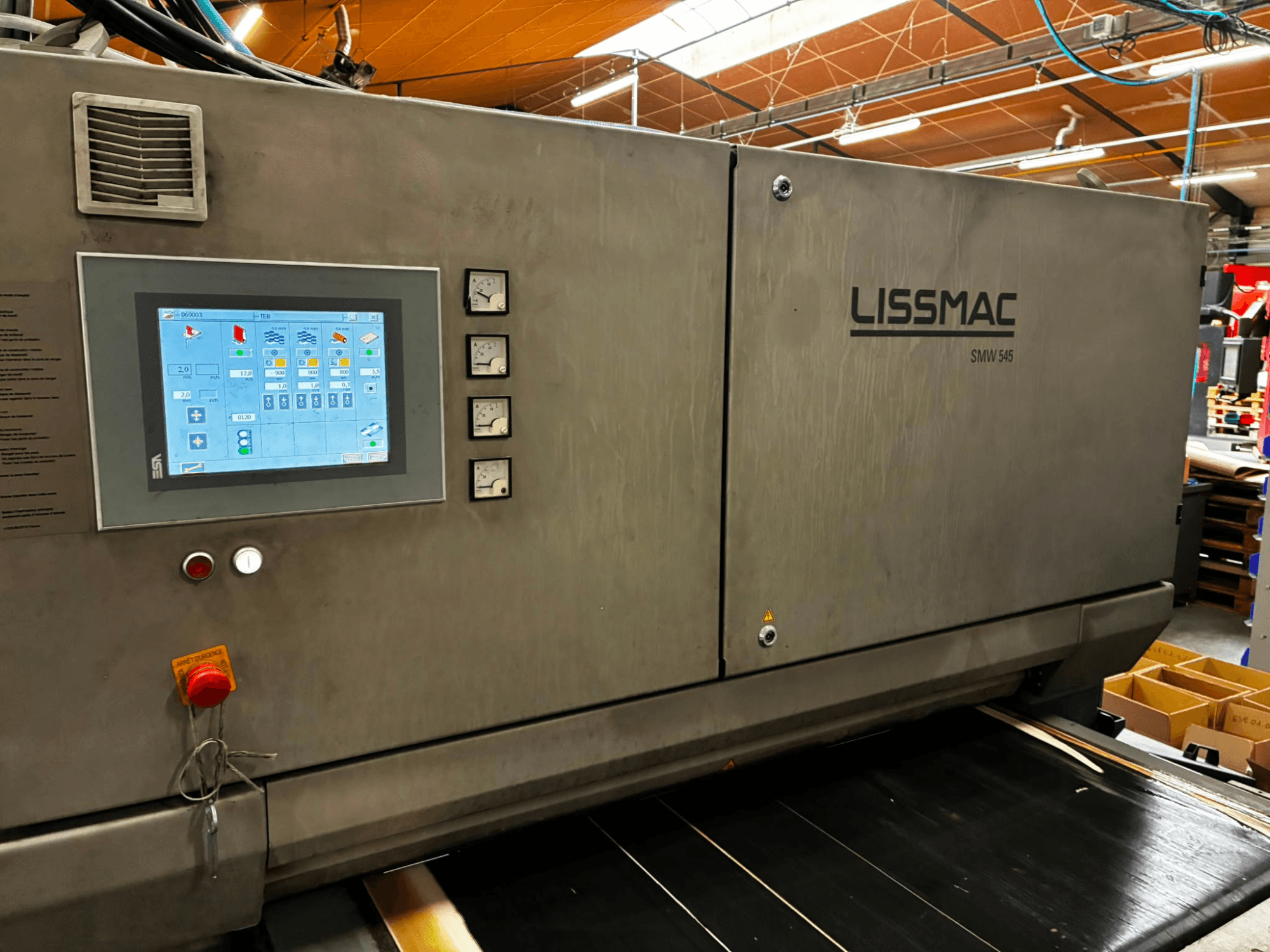 LISSMAC SMW 545 RTTB-avgradningsmaskin sett från sidan, med en kontrollpanel försedd med pekskärm och mätare.