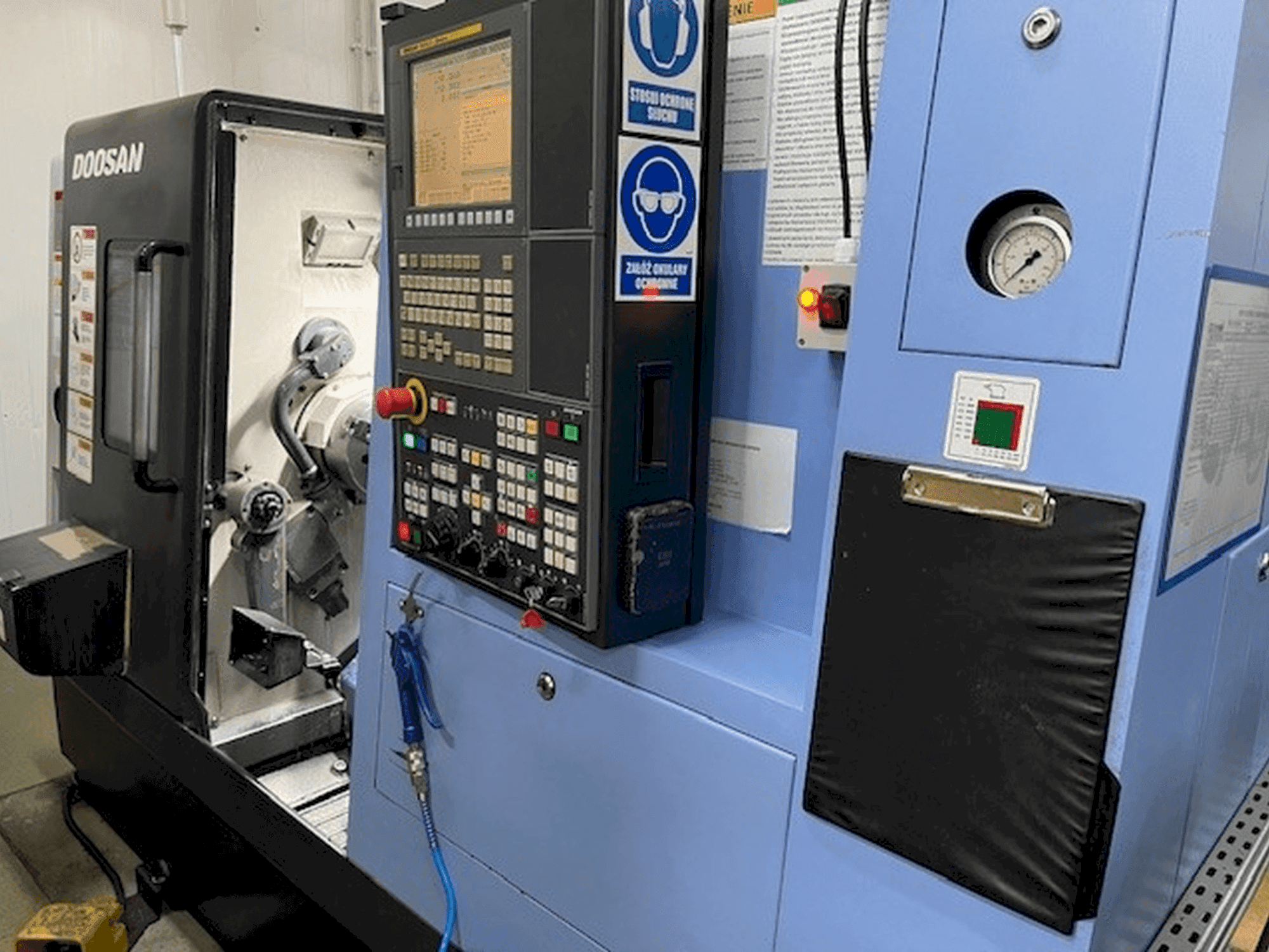 DOOSAN Lynx 220 LMA-maskinen framifrån