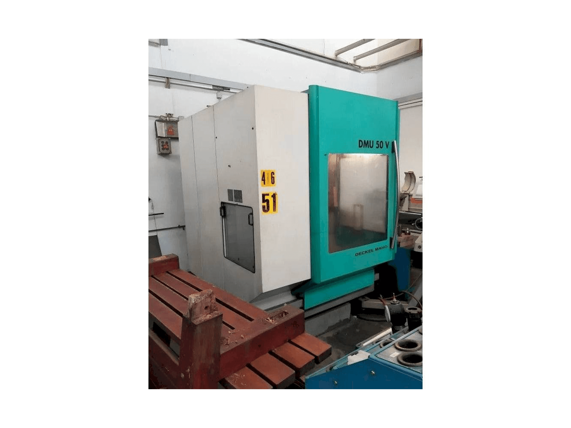 DECKEL MAHO DMU 50 V-maskinen sedd från vänster sida