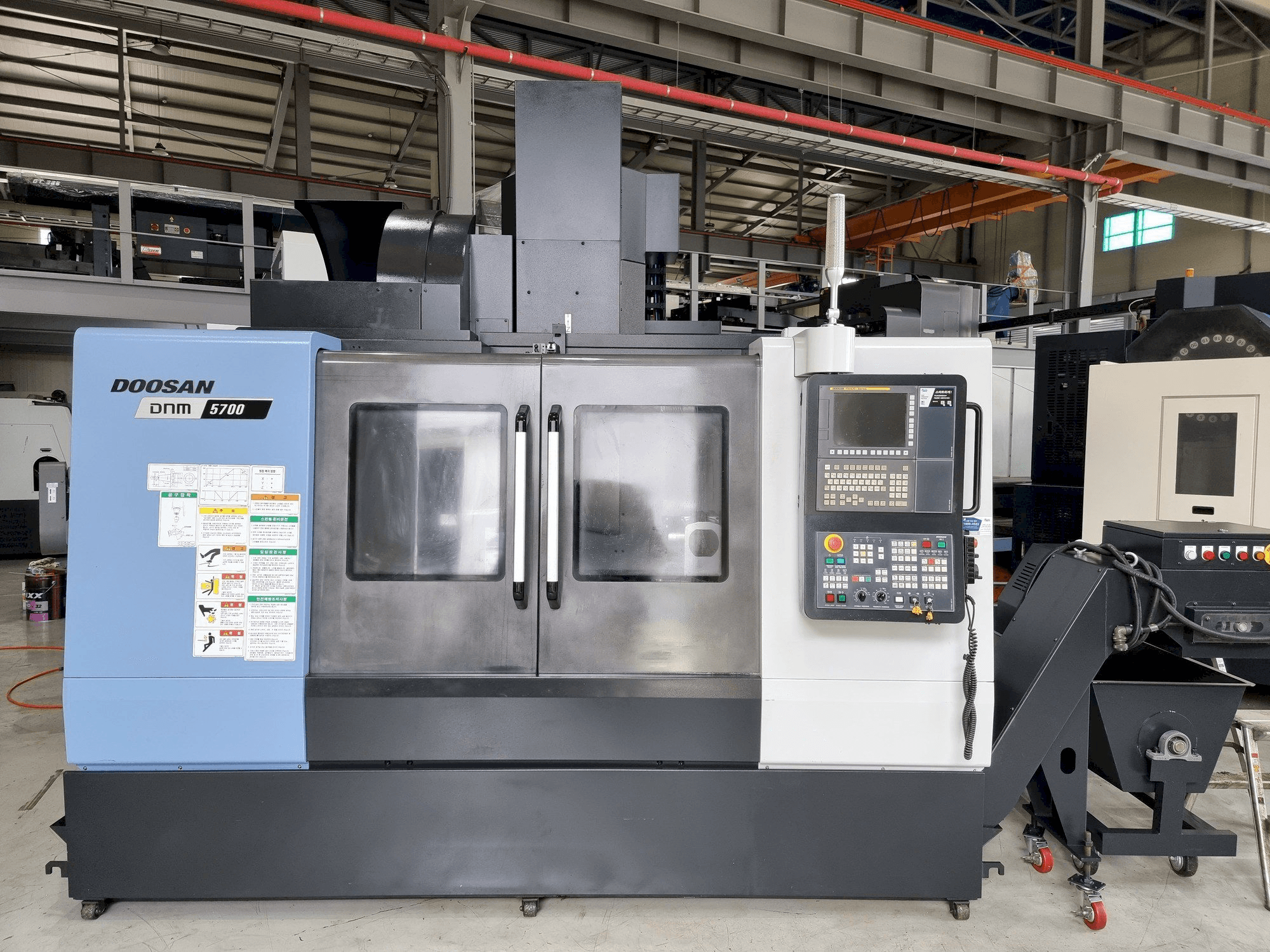 Doosan DNM 5700-maskinen framifrån