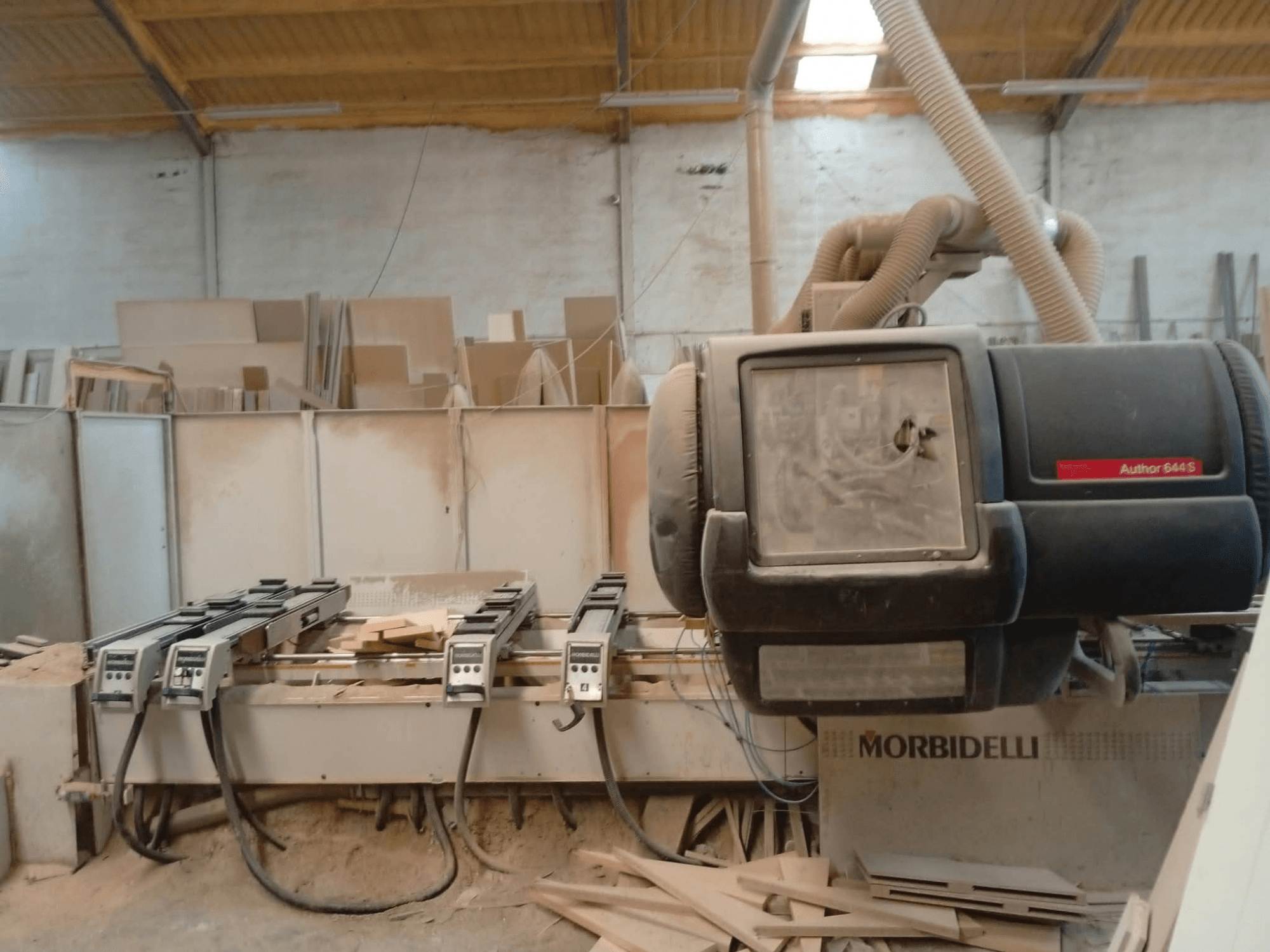CNC-bearbetningscenter MORBIDELLI A644S FTP 41 PC utställt i en verkstad, sett framifrån med damm och träspån.