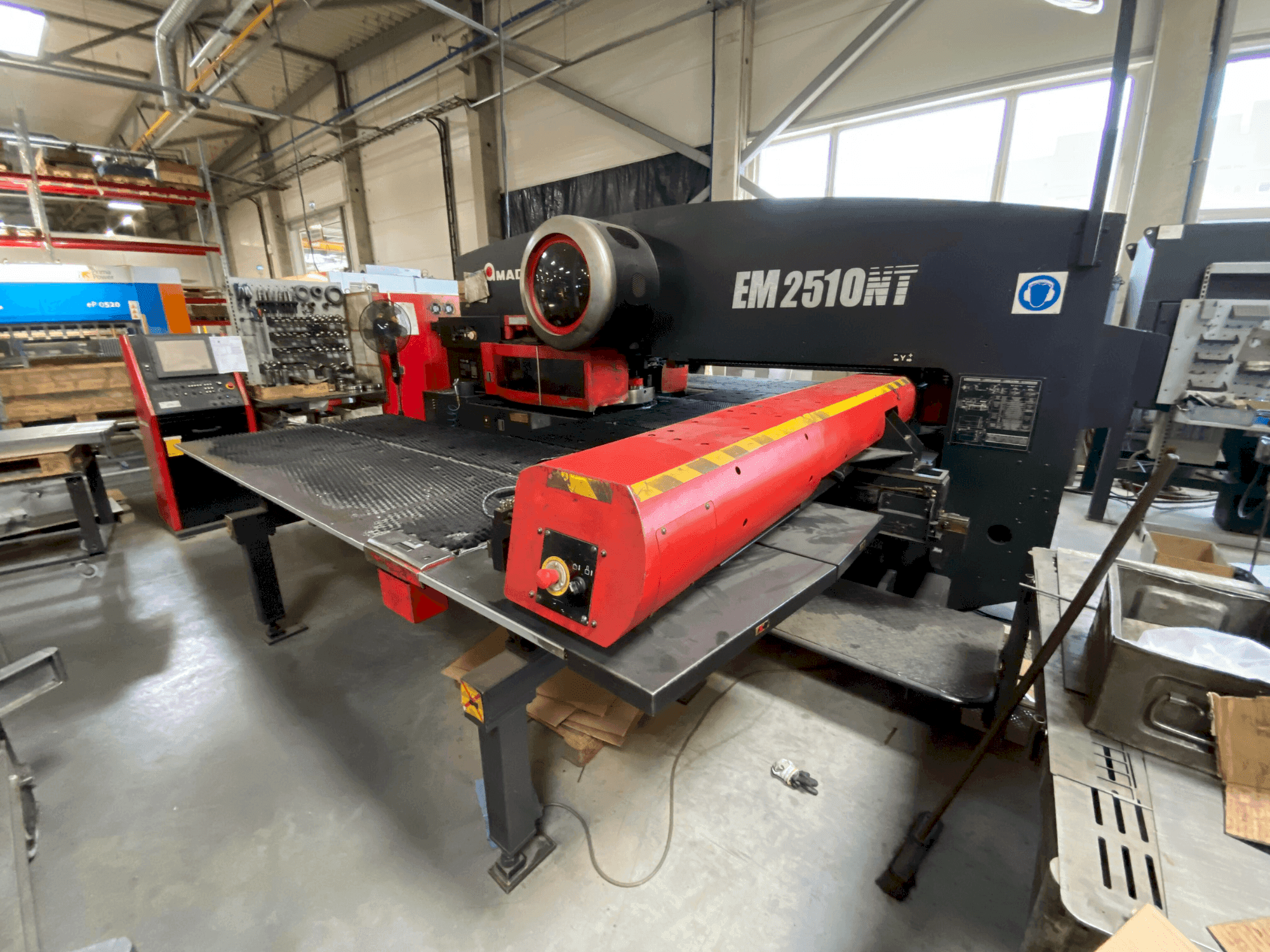 AMADA EM2510NT-maskinen framifrån