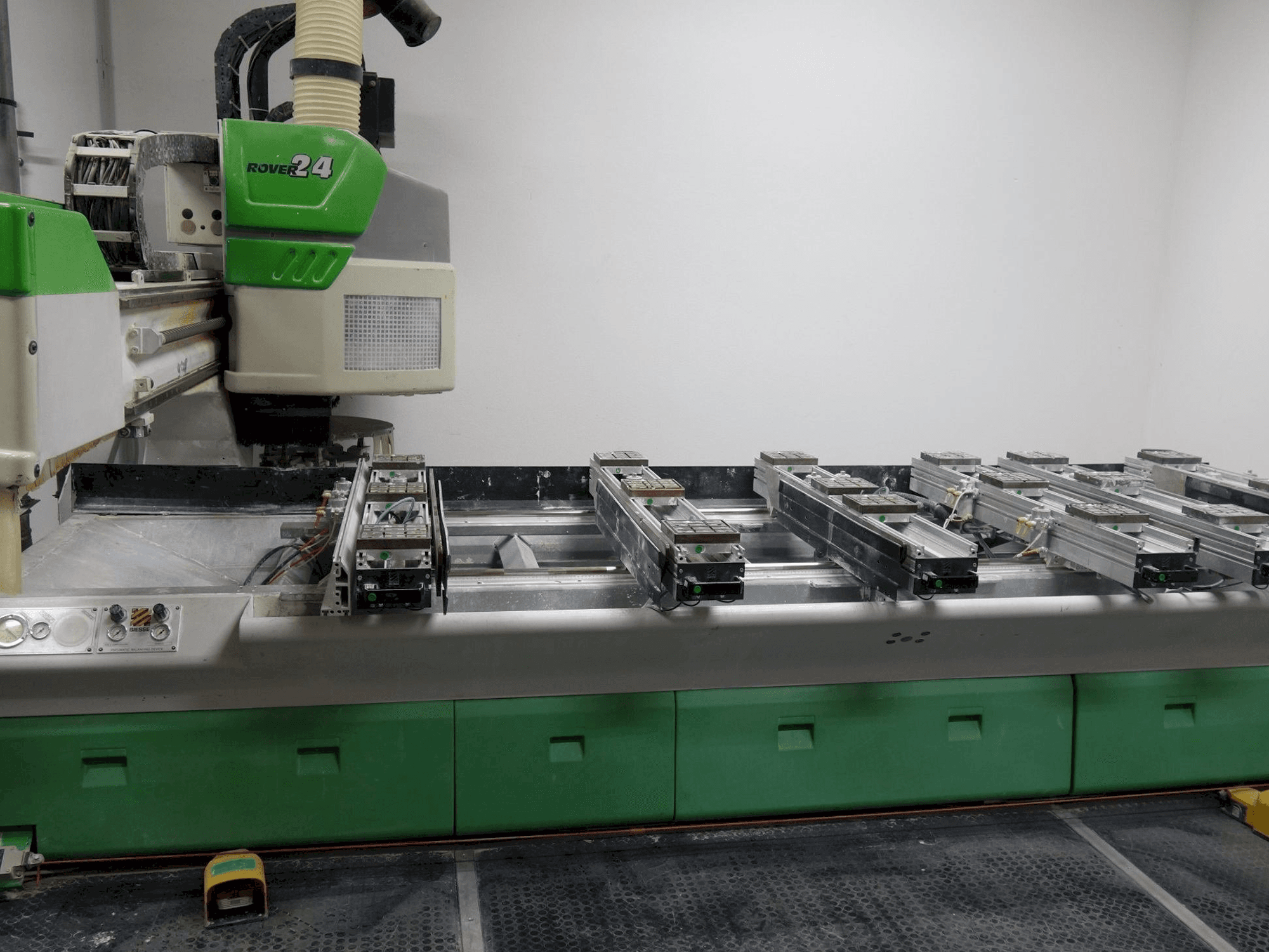 BIESSE Rover 24 S-maskinen framifrån