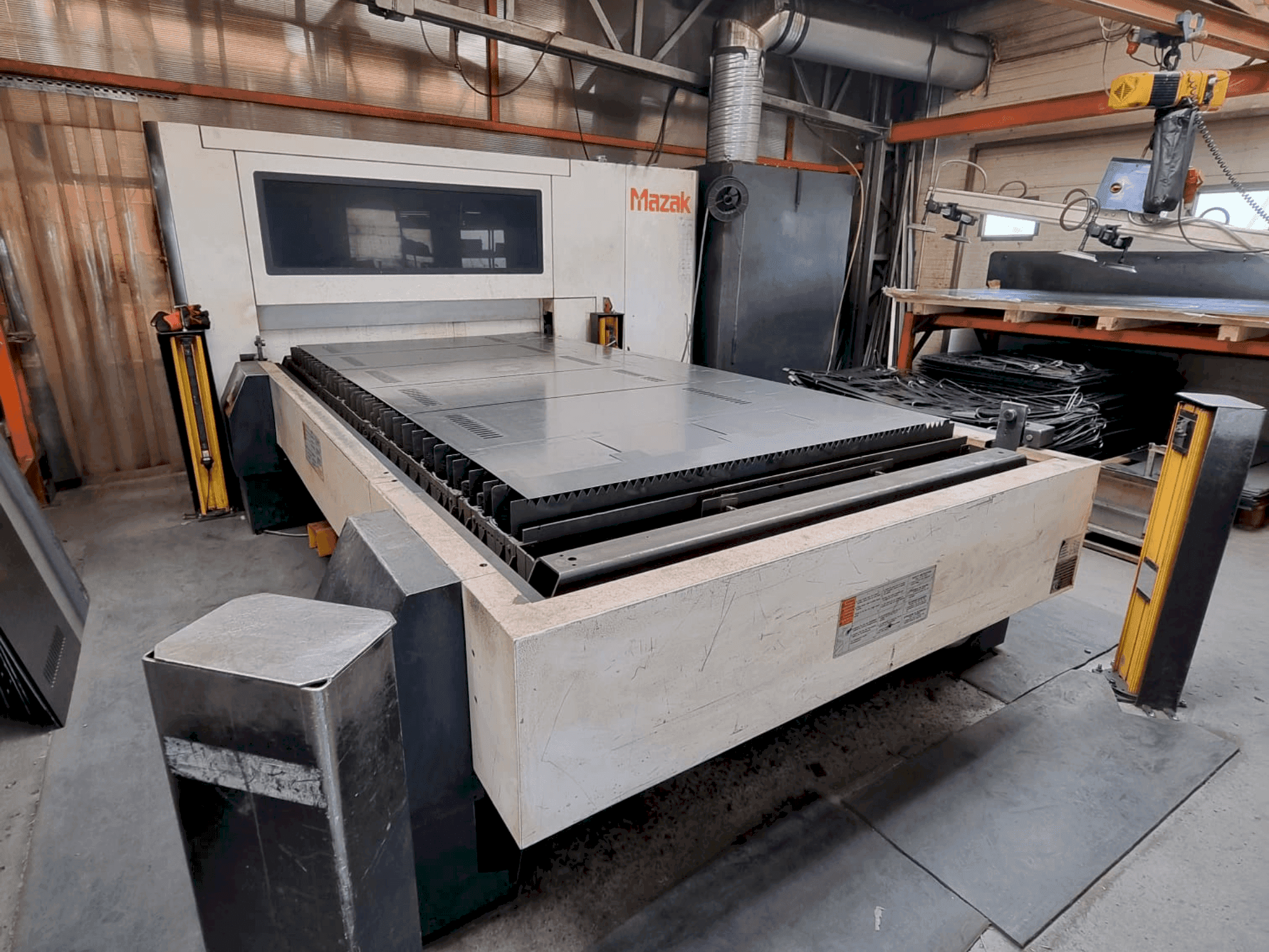 Mazak OPTIPLEX 3015 FIBER II-maskinen framifrån