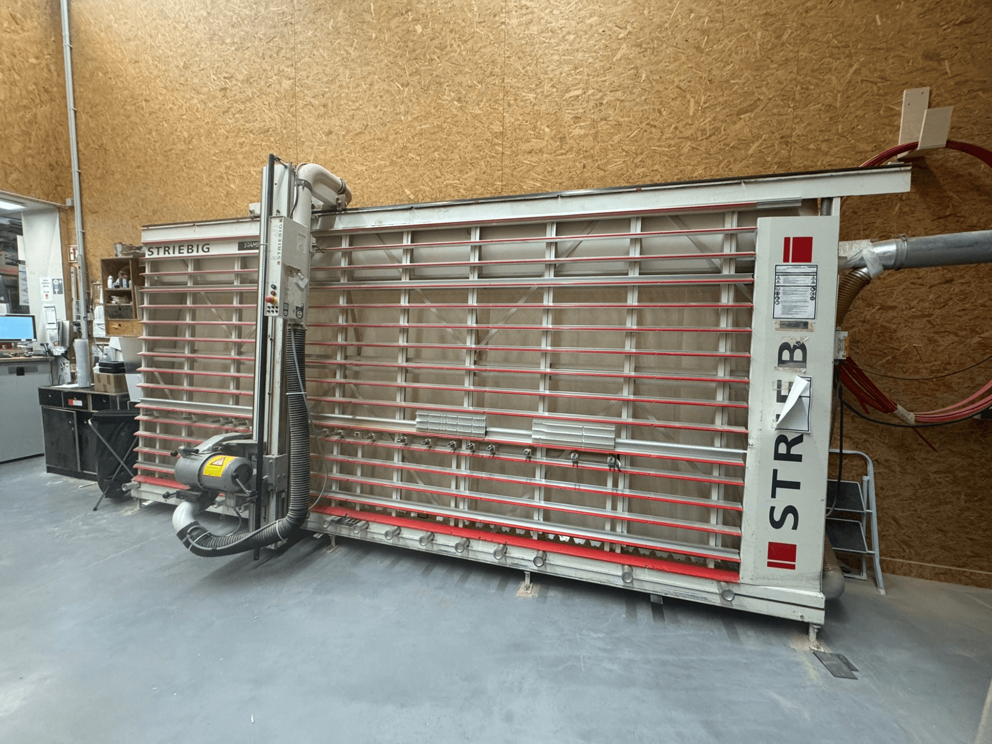 STRIEBIG kontursåg med stort vertikalt blad, sidovy som visar dammutsug och kontrollpanel. Idealisk för träbearbetning.