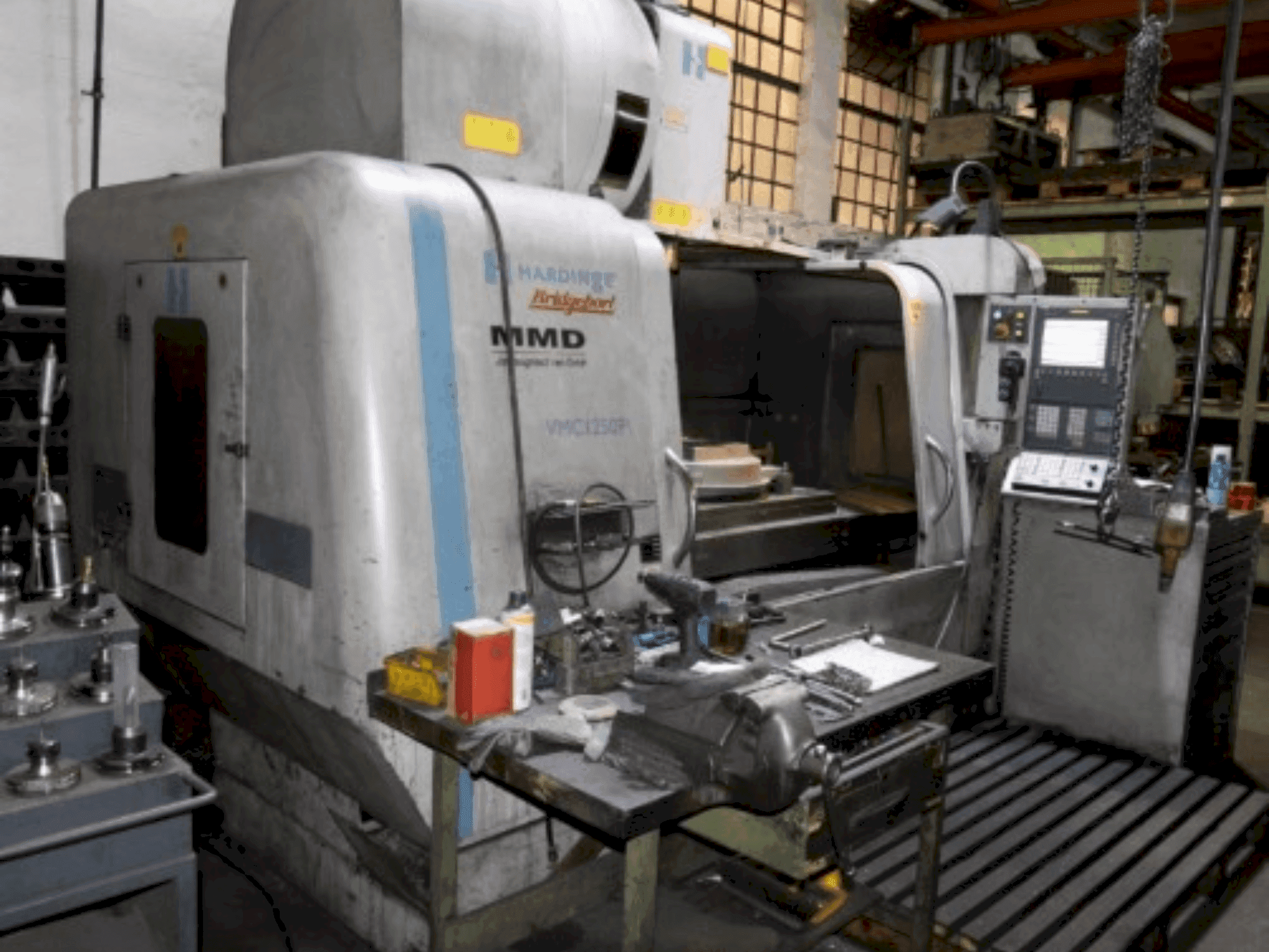 Hardinge Bridgeport MMD VMC1250 P3-maskinen framifrån