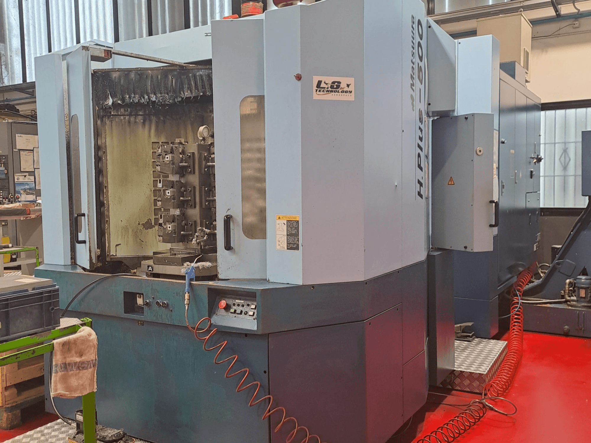 Matsuura H.PLUS-500 horisontell fleroperationsmaskin, sidovy, visar reglage och spindel med synliga slitagemärken.