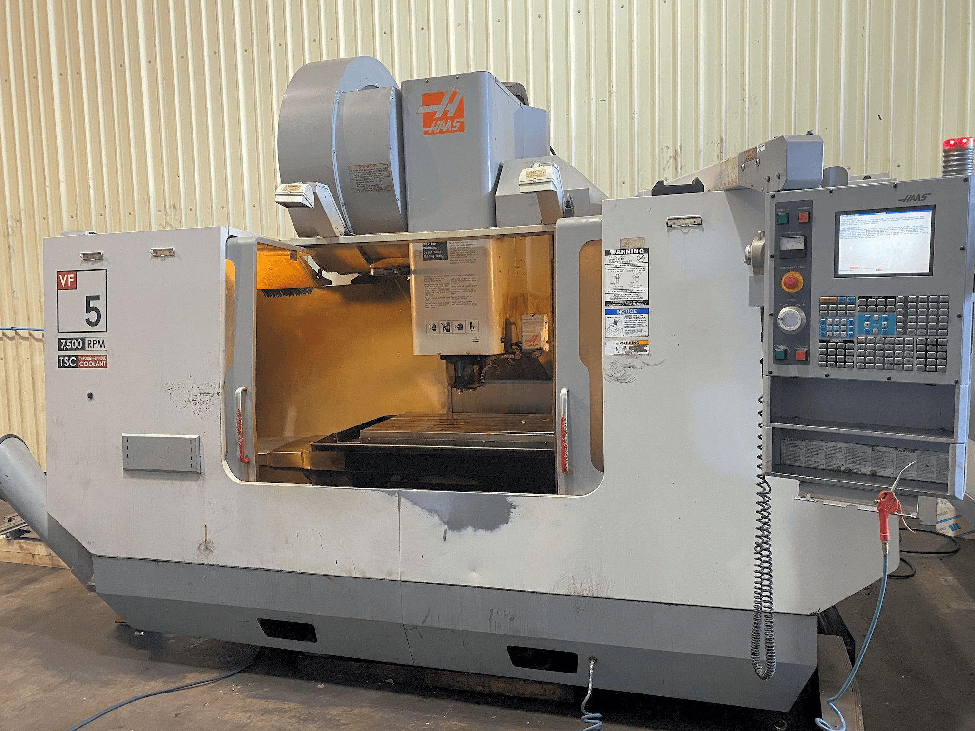HAAS VF-5/50HE-maskinen framifrån
