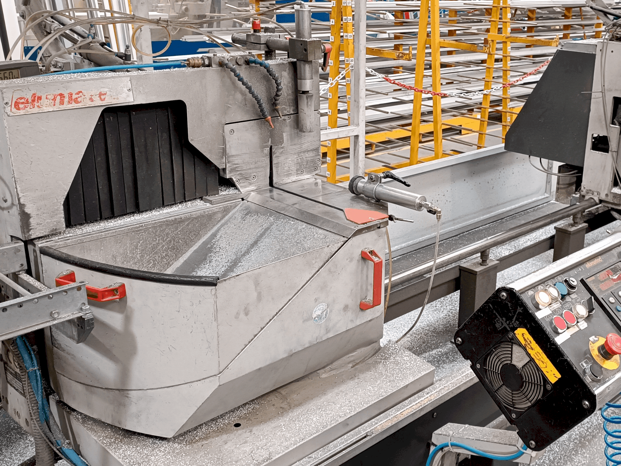 Elumatec DG 104/02 E255-maskinen framifrån