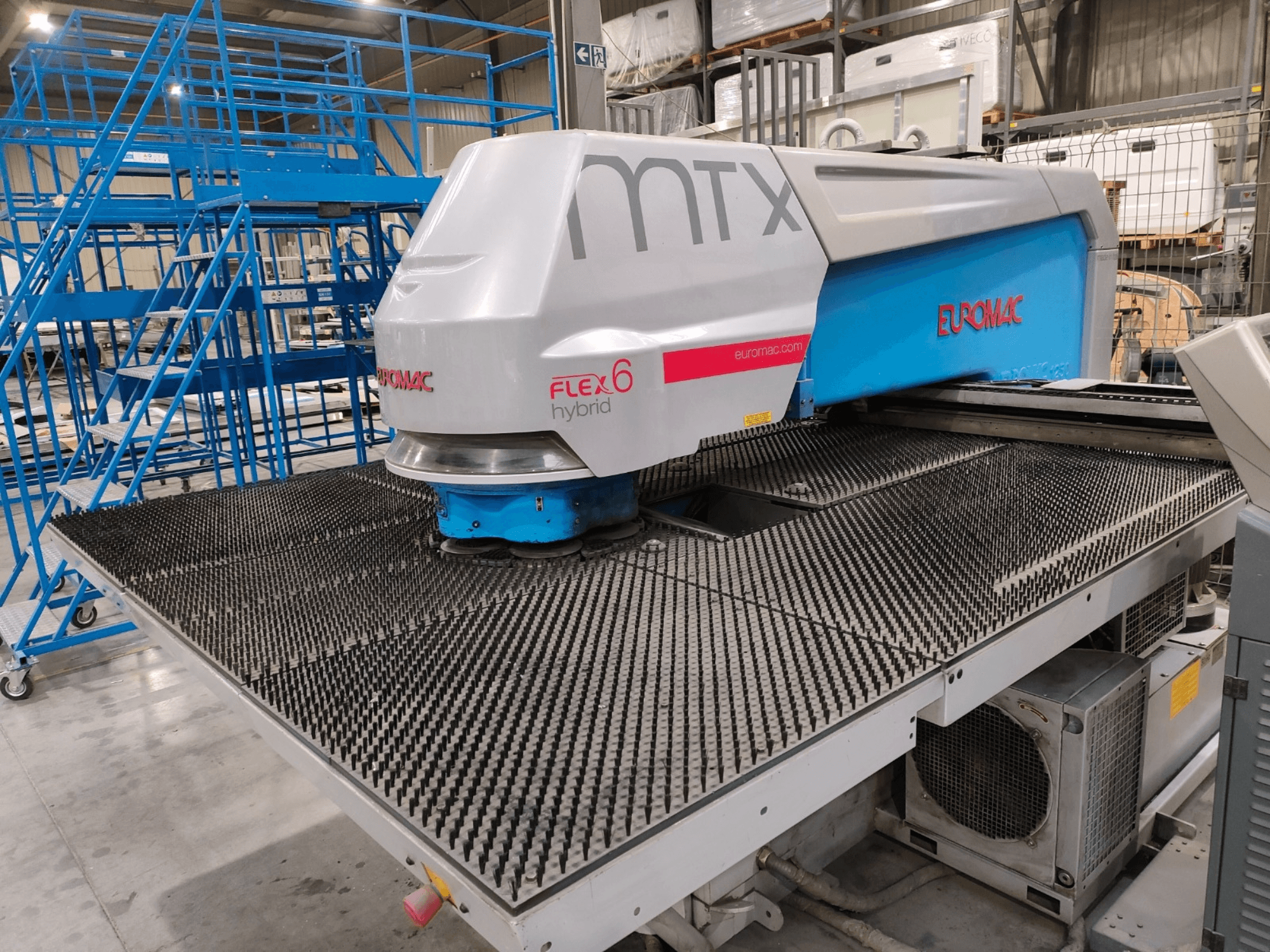Frontvy av en Euromac FLEX 6 hybridmaskin med strukturerad skäryta, placerad i en lagermiljö.