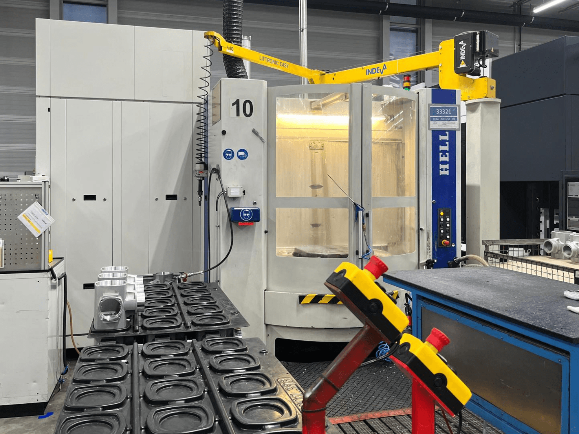 HELLER MCH 250 horisontell fleroperationsmaskin framifrån, med aluminiumdelar och manöverknappar synliga på sidan.