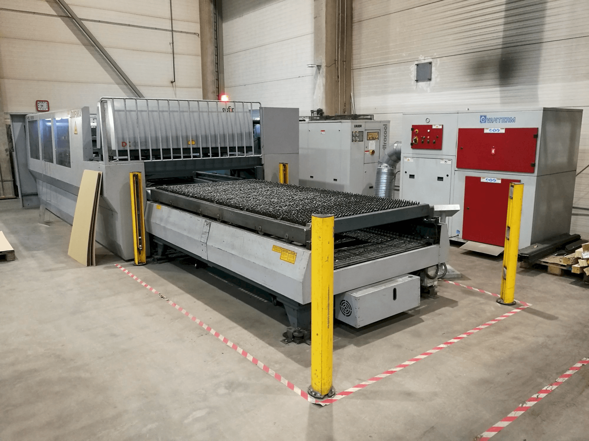 Durma HDL 3015-maskinen sedd från vänster sida