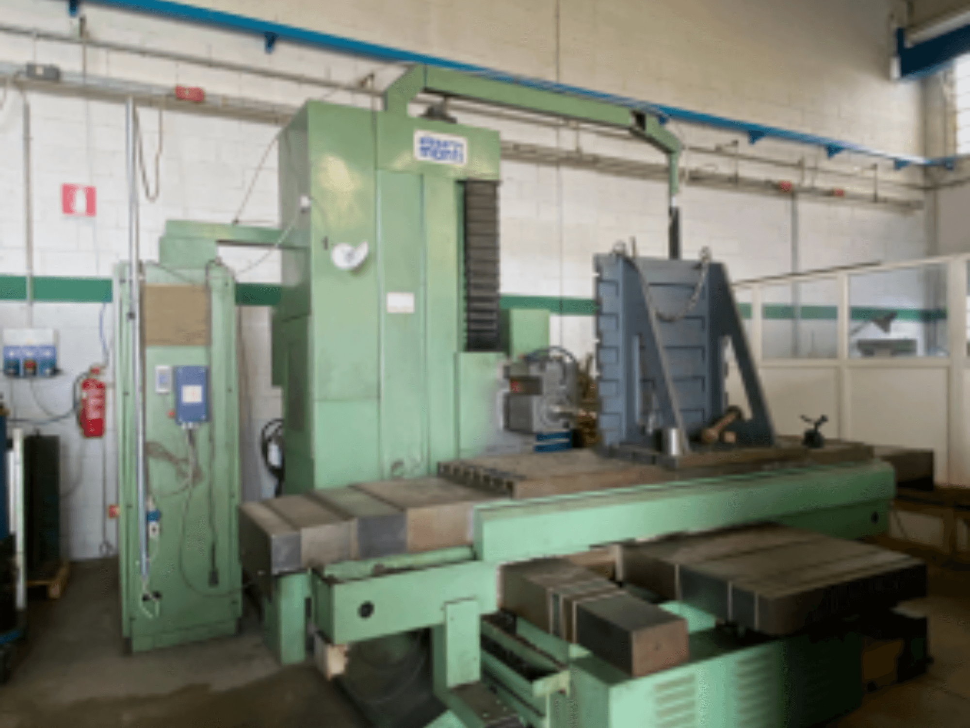 Alesa Monti MAF45 horisontell fleroperationsmaskin i en verkstad, sidovy som visar kontrollpanelen och det stora arbetsbordet.