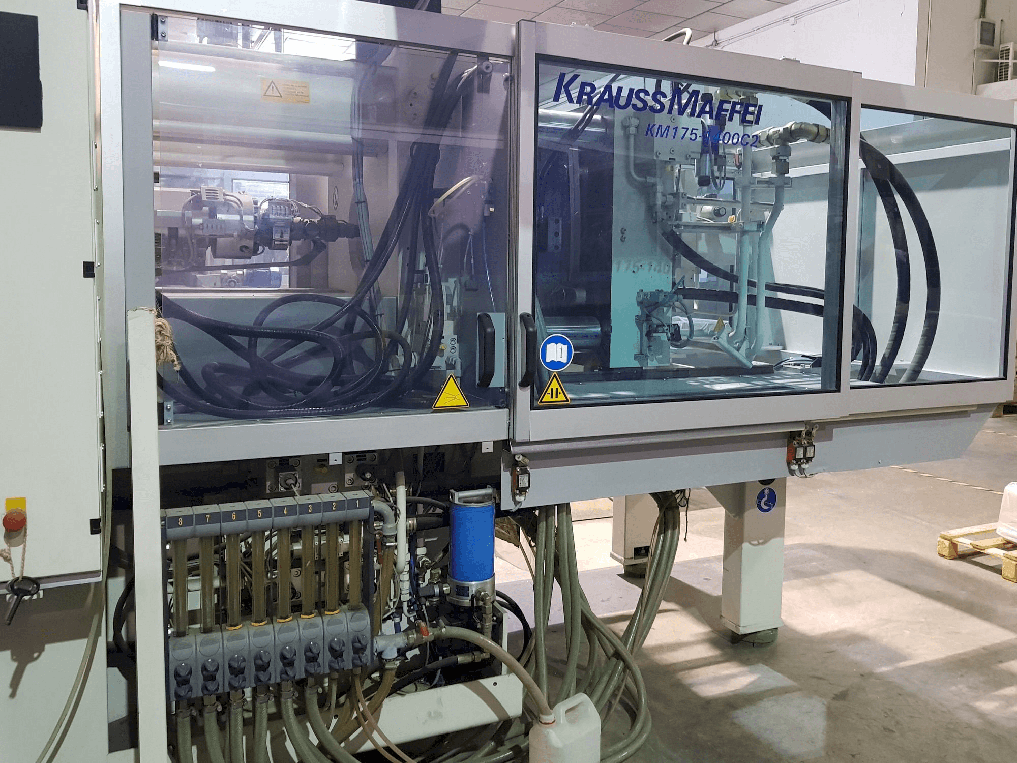 Krauss Maffei 175-1400 C2-maskinen framifrån