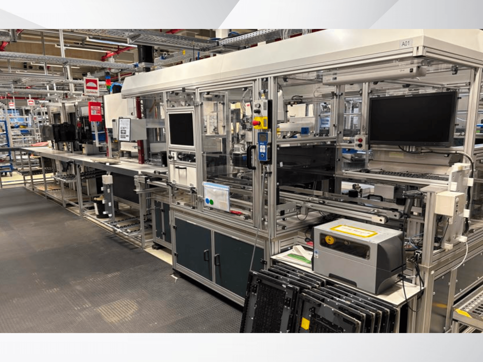 Automatiseringslösningen AMADA Jupiter System i sidovy, med skärmar, kontrollpaneler och maskinkomponenter.