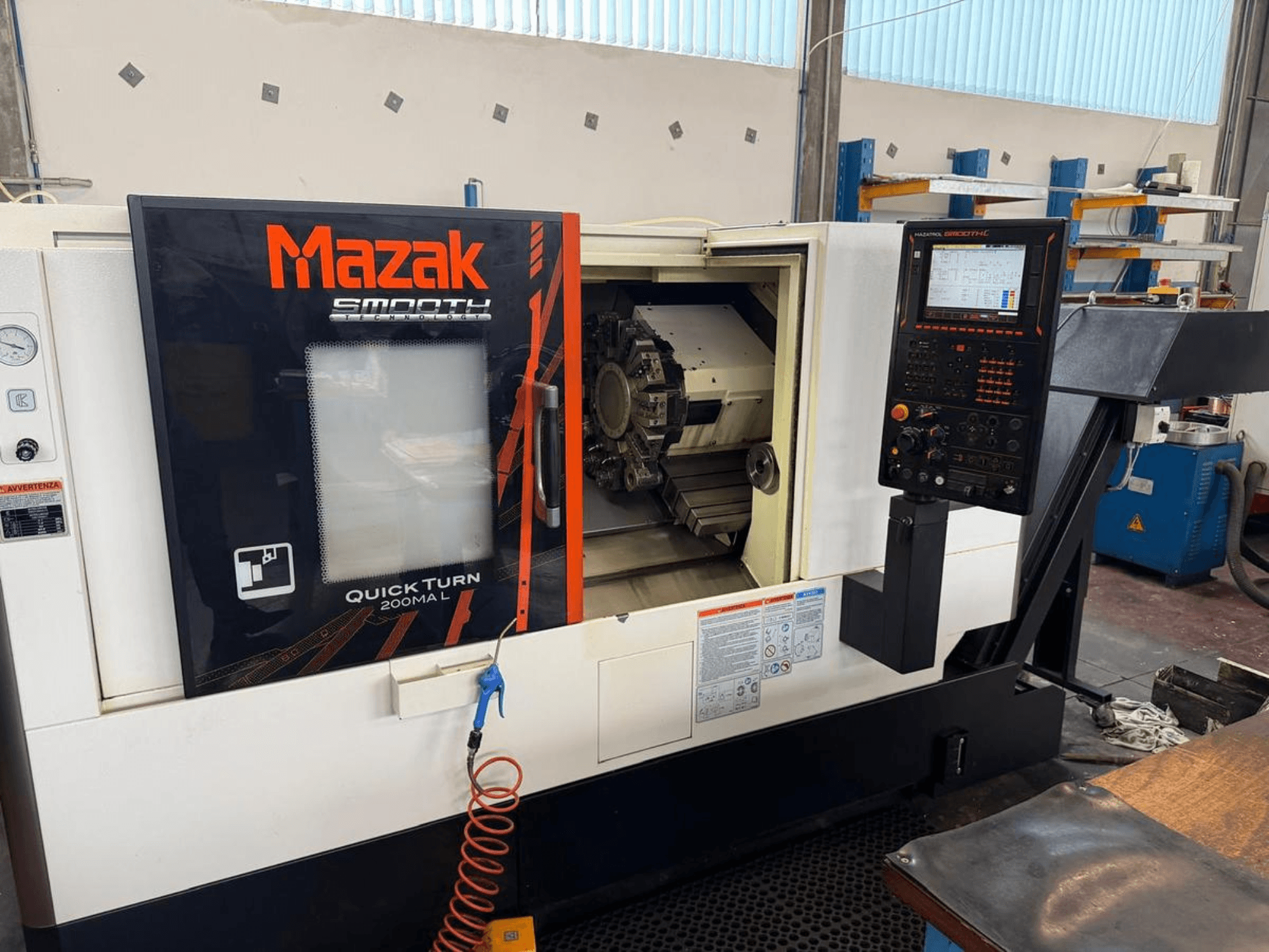 Mazak QUICK TURN 200MA L horisontell svarv, frontvy som visar kontrollpanelen och bearbetningskammaren.
