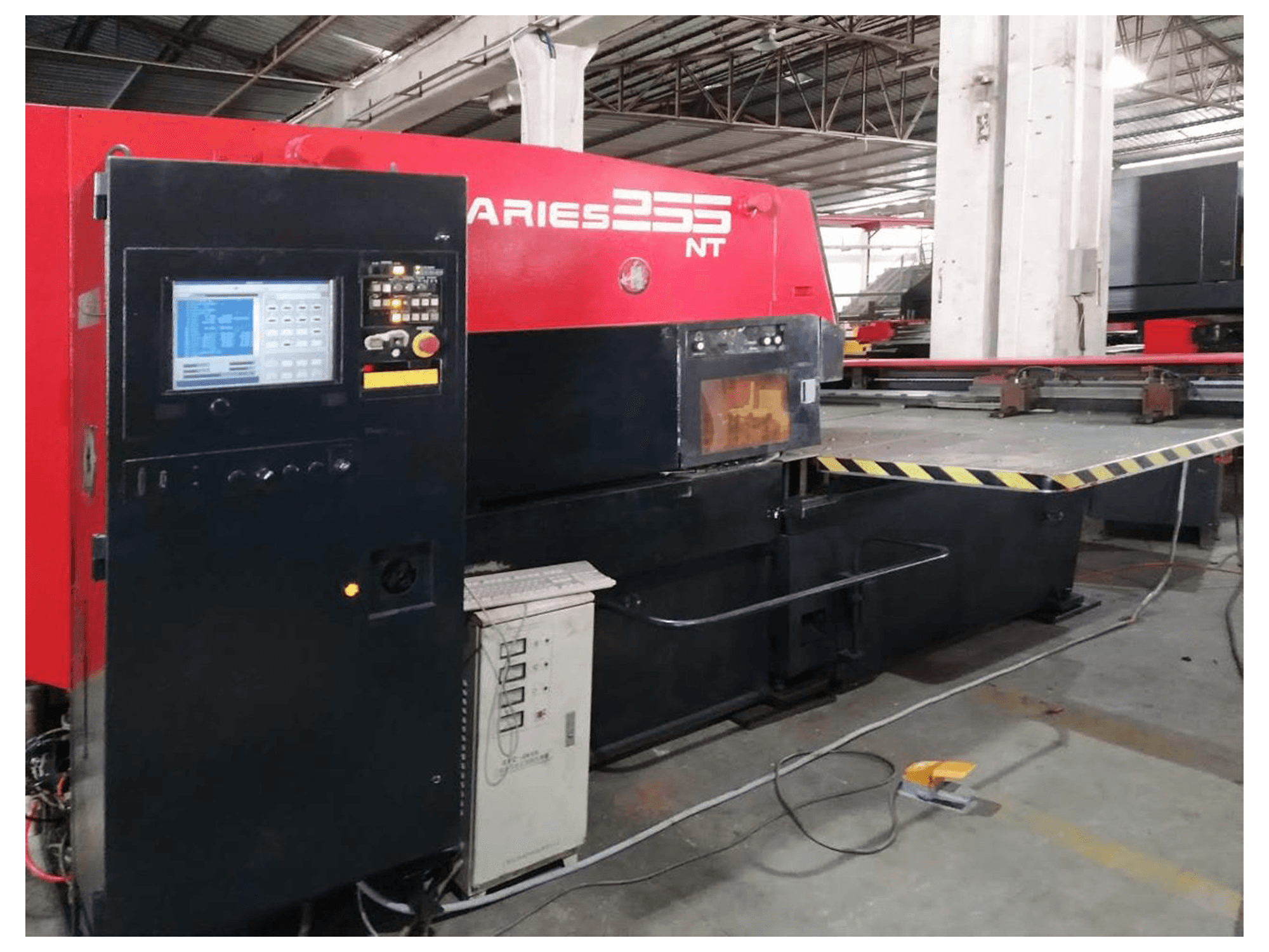 AMADA-maskinen sedd från vänsterARIES 255NT