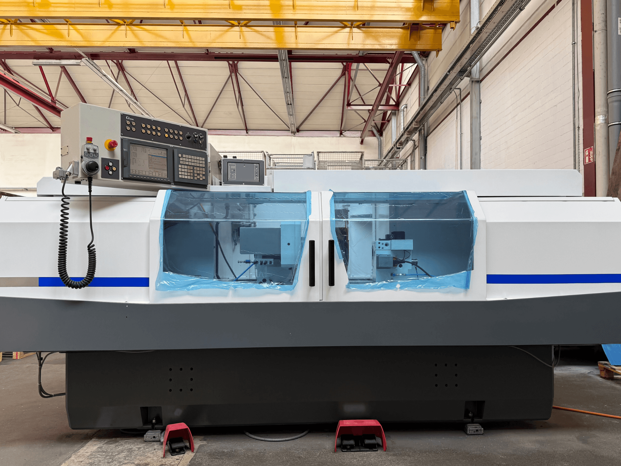 Cylinderslipmaskin STUDER S33 CNC i sidovy, med manöverpanel och genomskinliga skyddsskärmar.