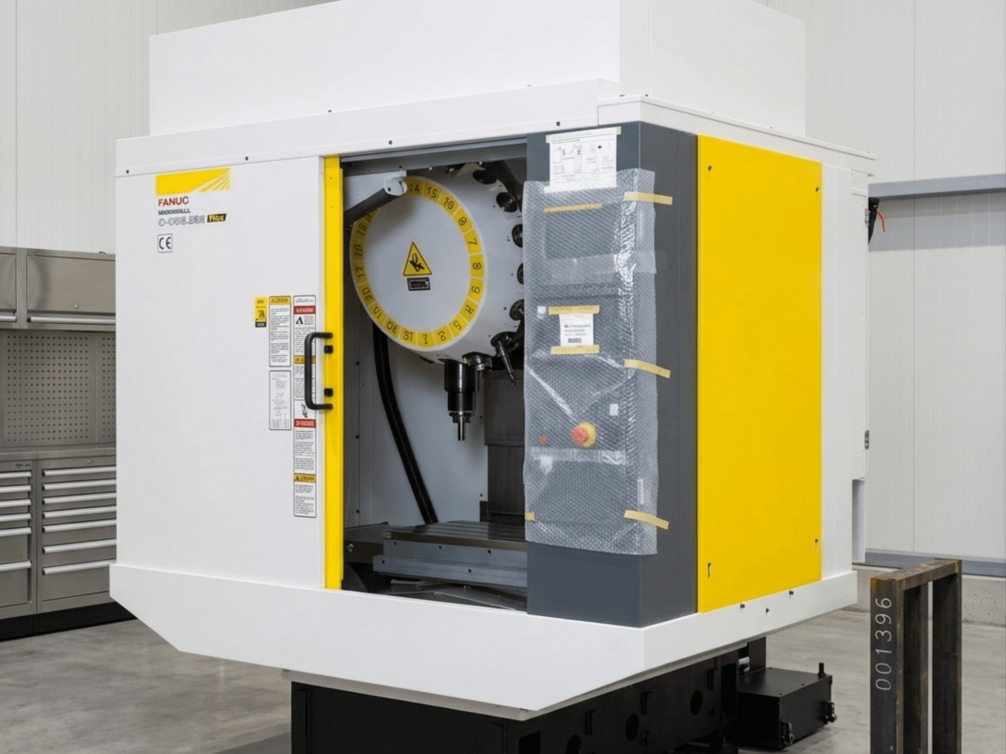 FANUC Robodrill D21MIB 5ADV Plus vertikal bearbetningscenter, framifrån med kontrollpanel och spindelområde.