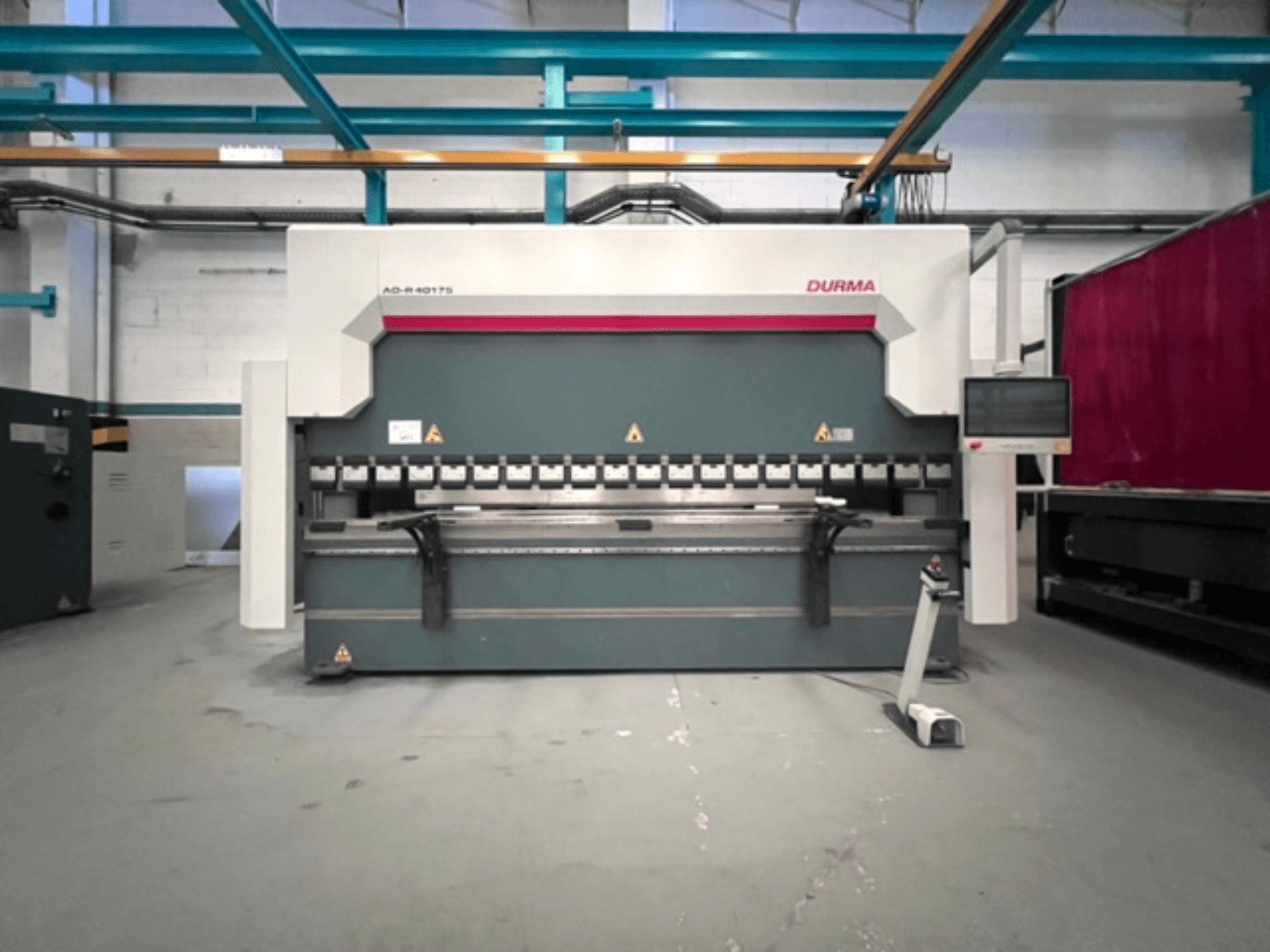 Durma AD-R 40175 kantpress, framifrån, har en kontrollpanel och flera bockningsmekanismer i en verkstadsmiljö.