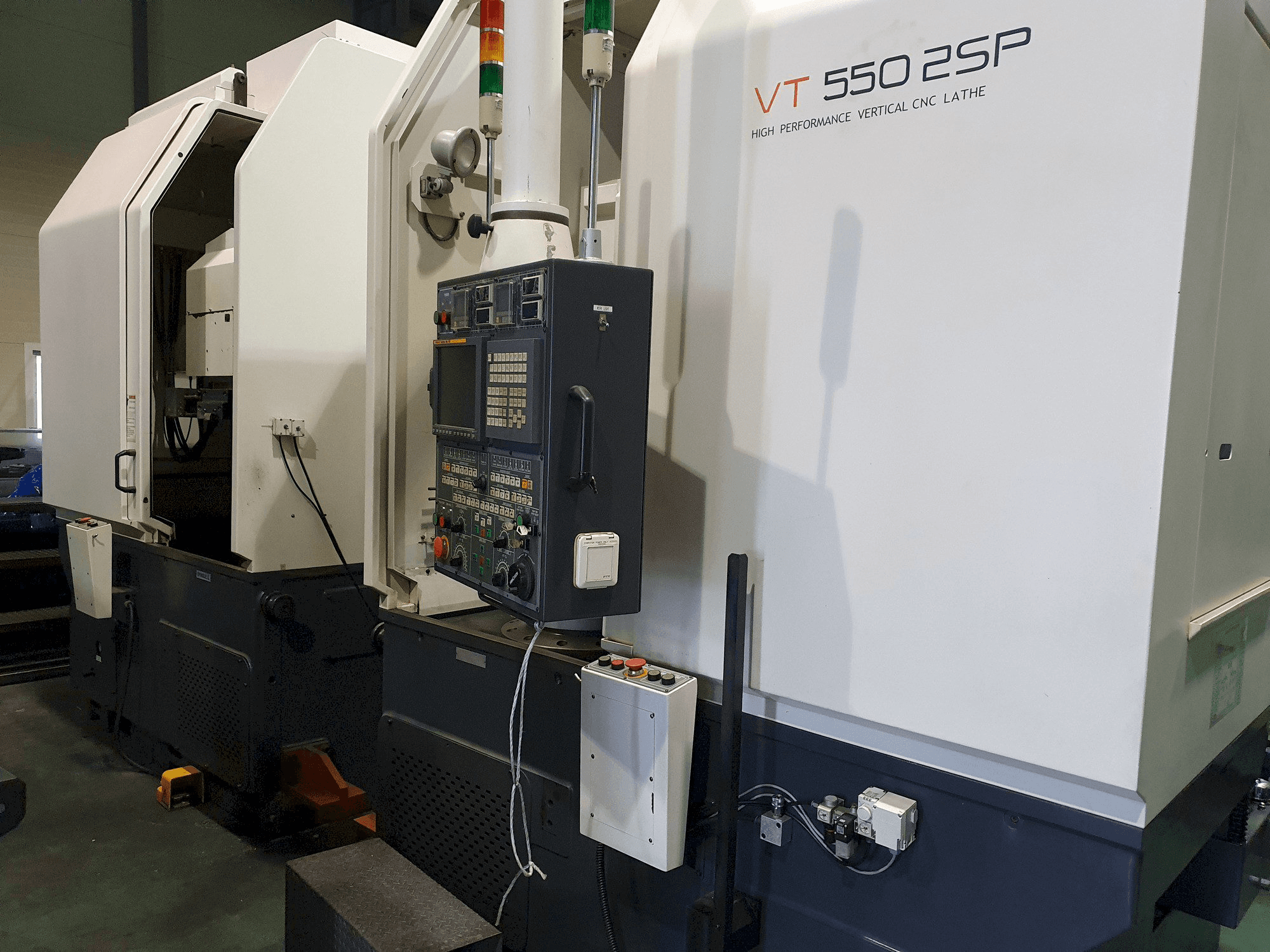 HWACHEON VT-500 2SP-maskinen framifrån