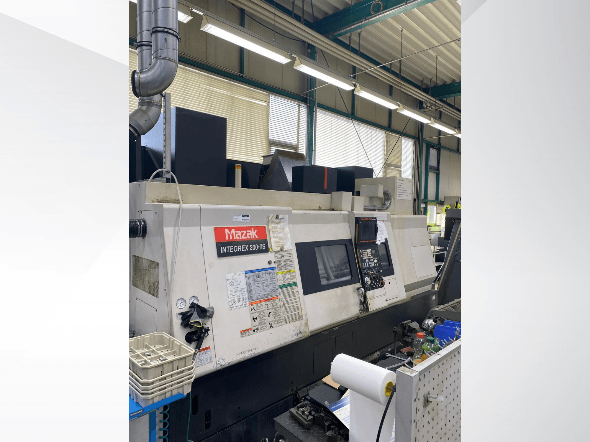 Mazak INTEGREX 200 III S svarv- och fräscenter, sidovy, som visar kontrollpanelen, mätinstrumenten och verktygen i arbetsområdet.