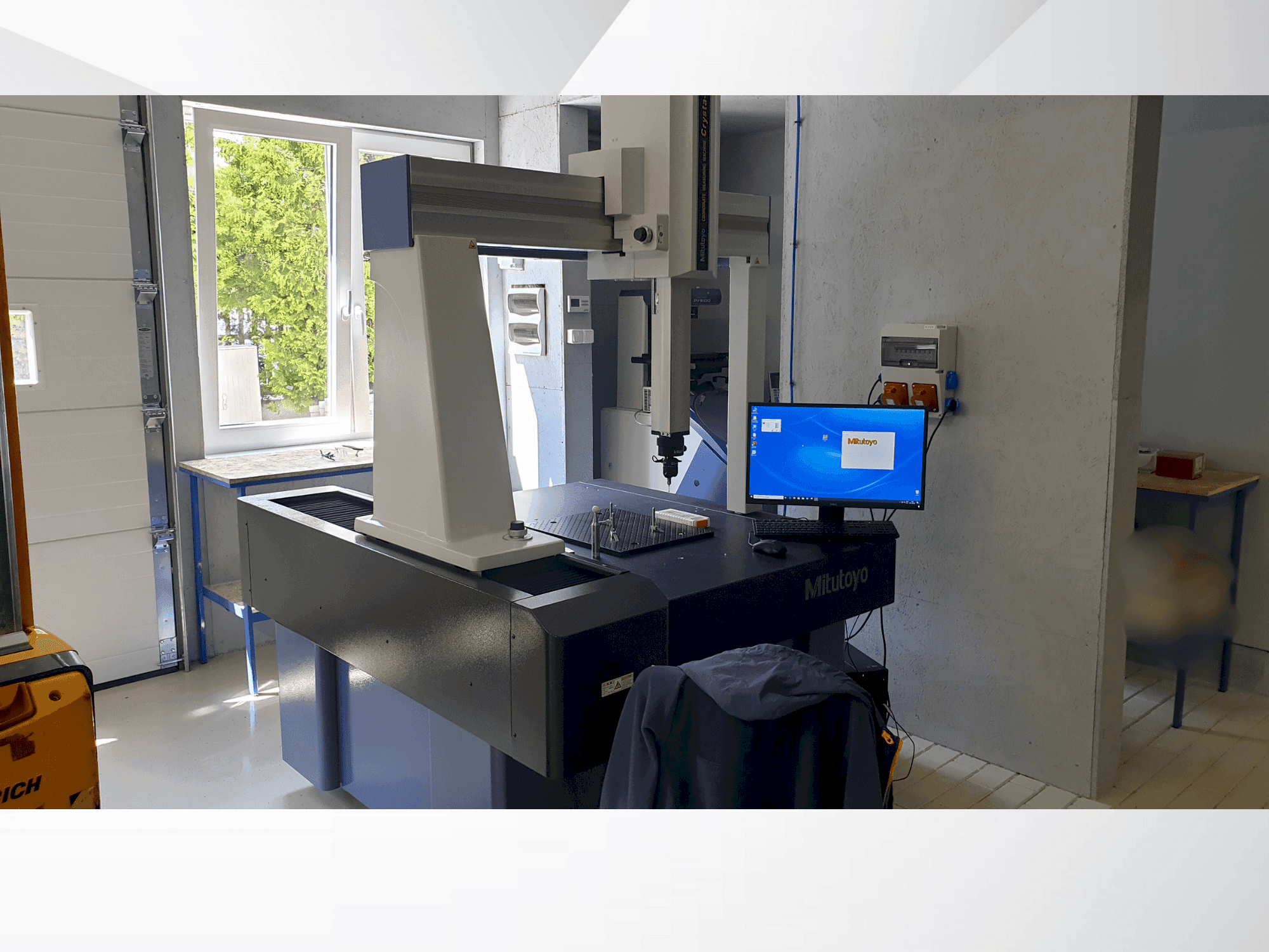 Mitutoyo MITUTOYO Crysta Plus M 776-maskinen framifrån