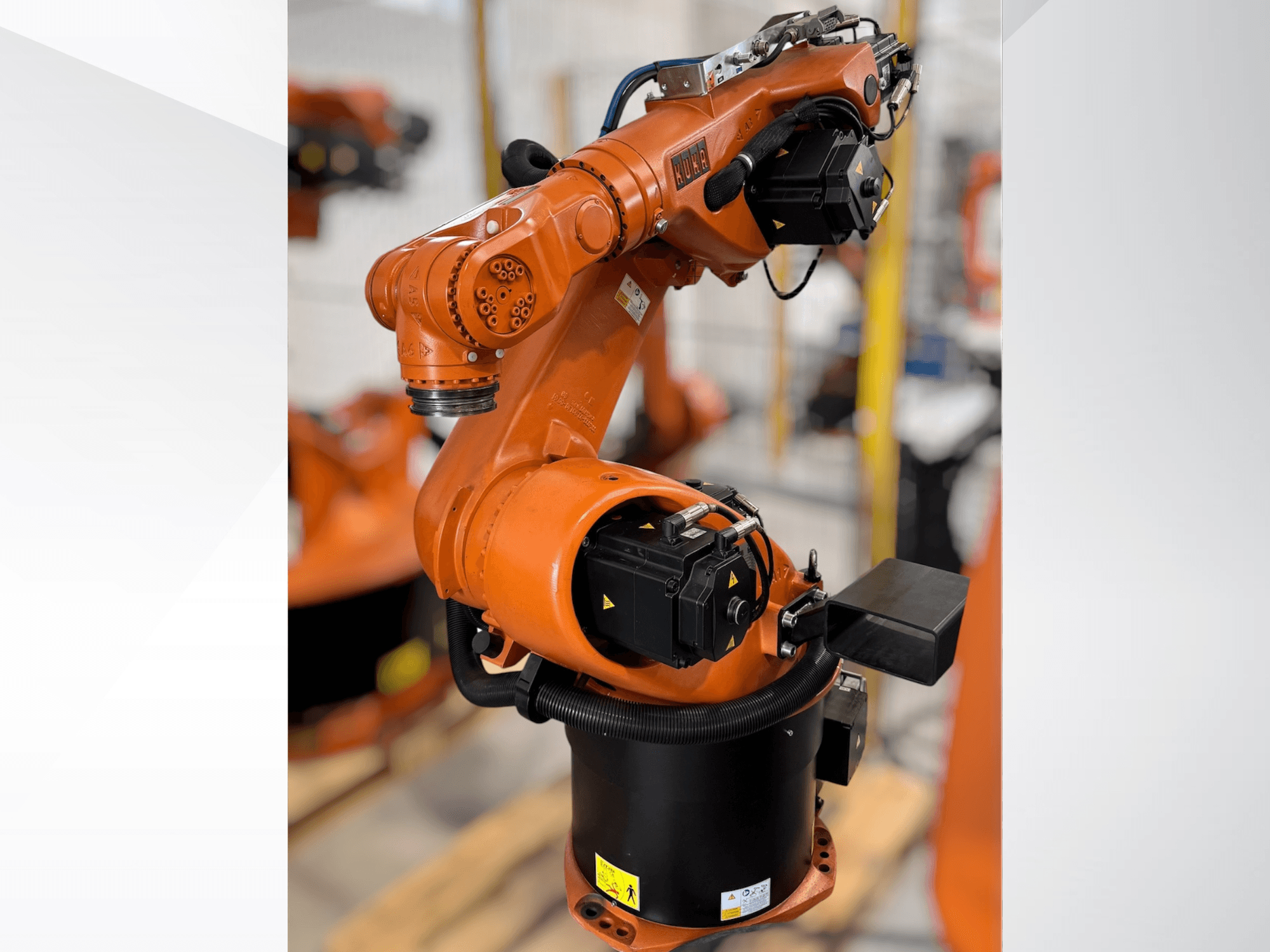 KUKA KR 60-3 robotarm i orange; sidovy som visar bas, leder och styrmoduler för automatiseringsuppgifter.