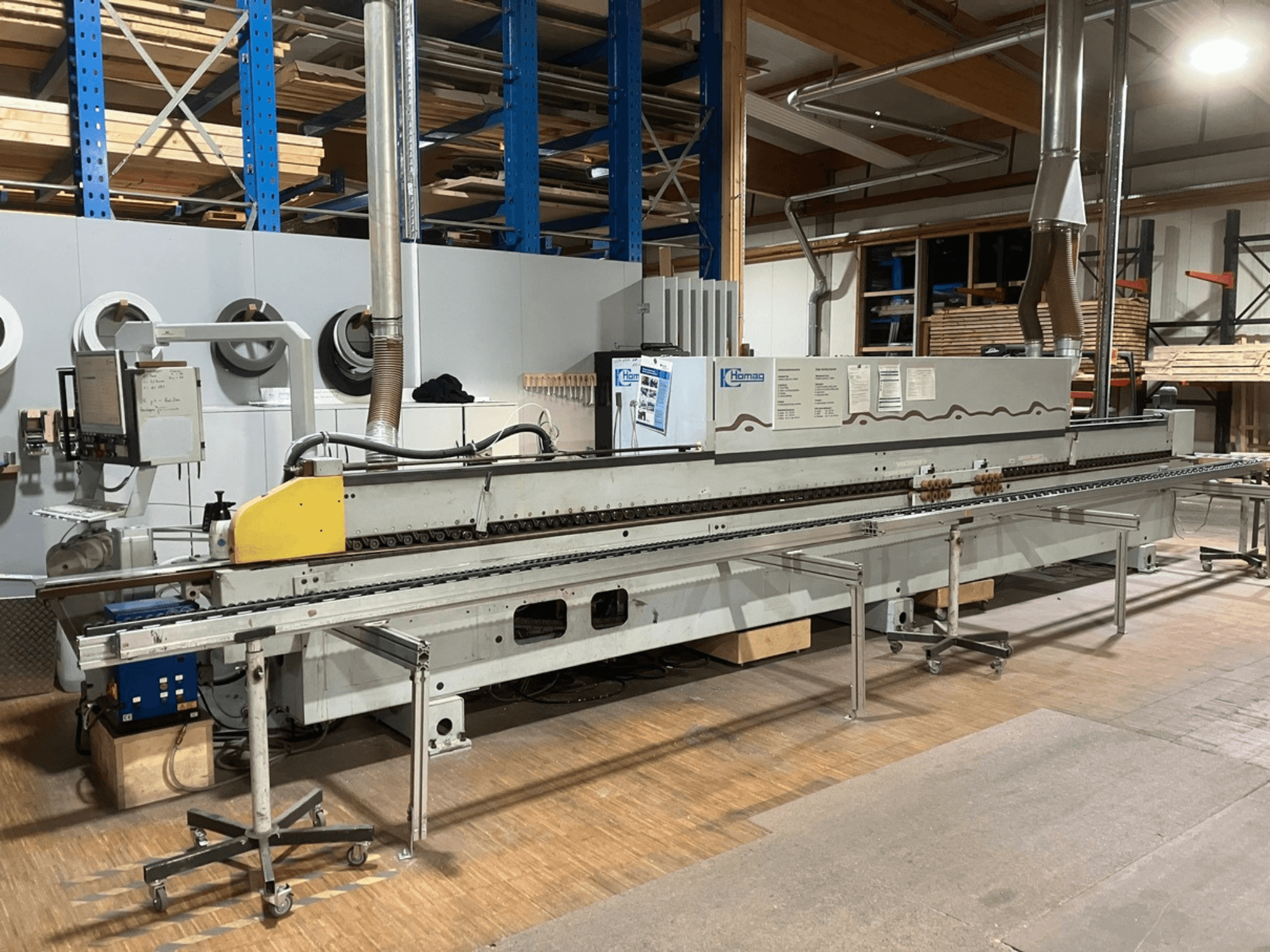 HOMAG Optimat KL 78/A20/S2 kantlistmaskin i sidovy, med kontrollpanel, transportband och dammutsugssystem.