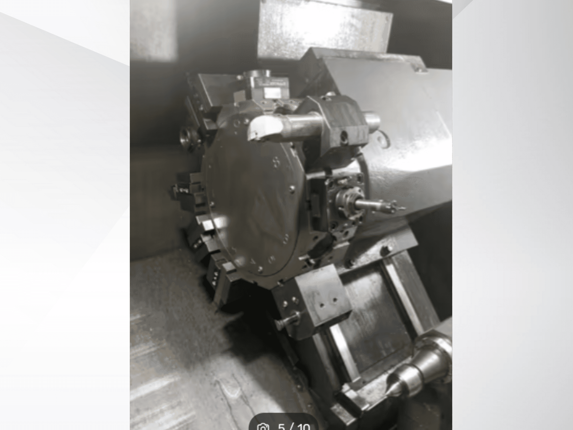 Närbild av en precisionsmaskindel med kugghjul och metallkomponenter, sedd ur ett vinklat perspektiv. Inget varumärke synligt.