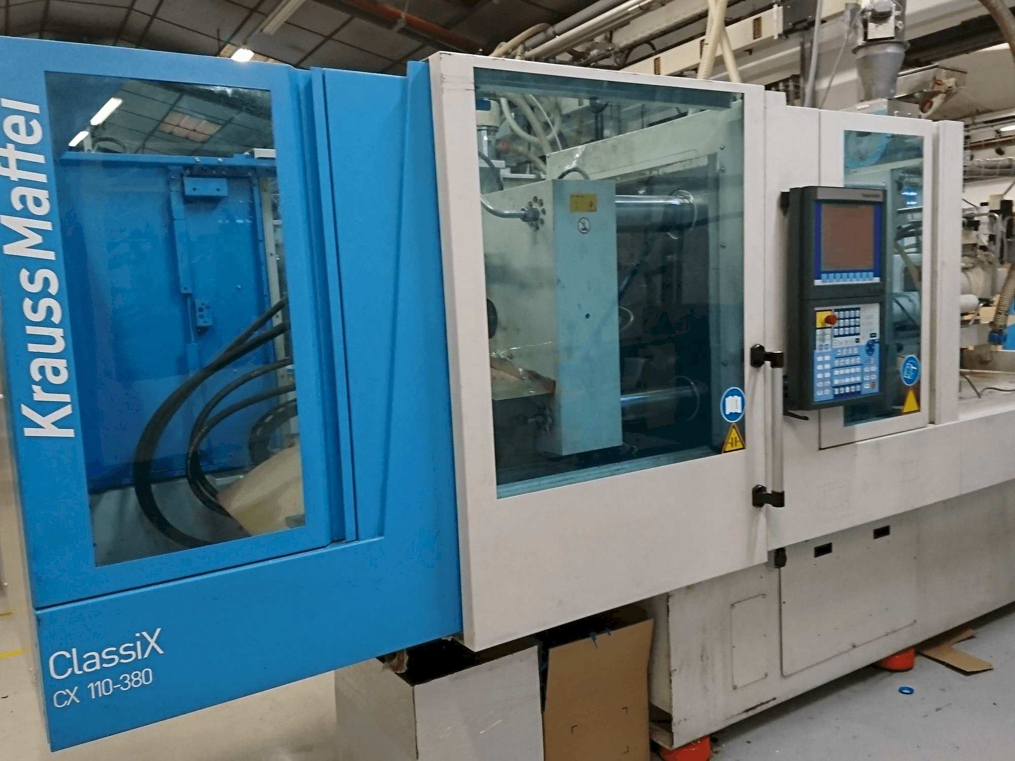 Krauss Maffei 110-380 CX-maskinen framifrån
