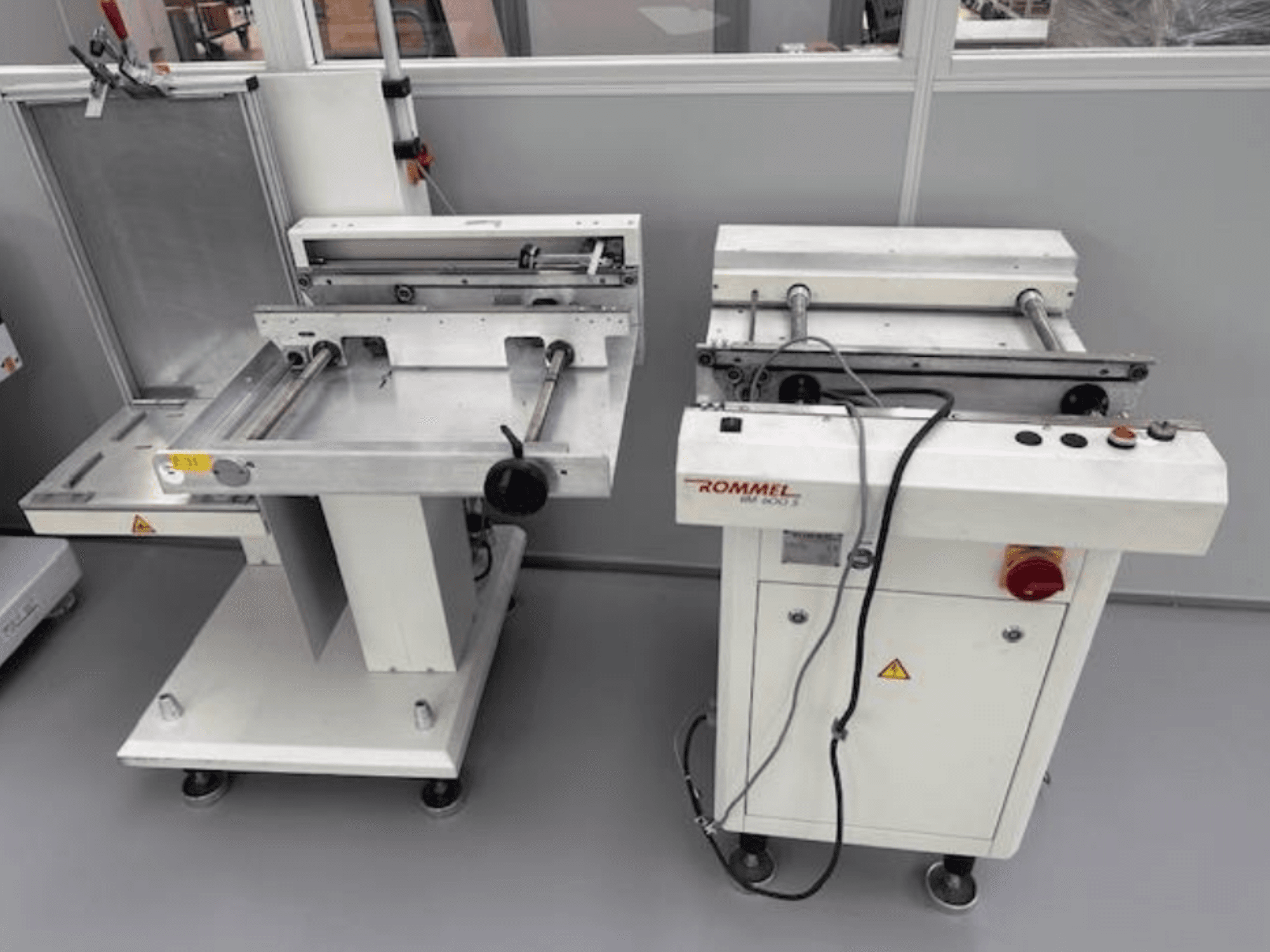 Rommel HM 5033 etiketteringsmaskin, framifrån; har kontrollpanel, rullar och ytor i rostfritt stål.