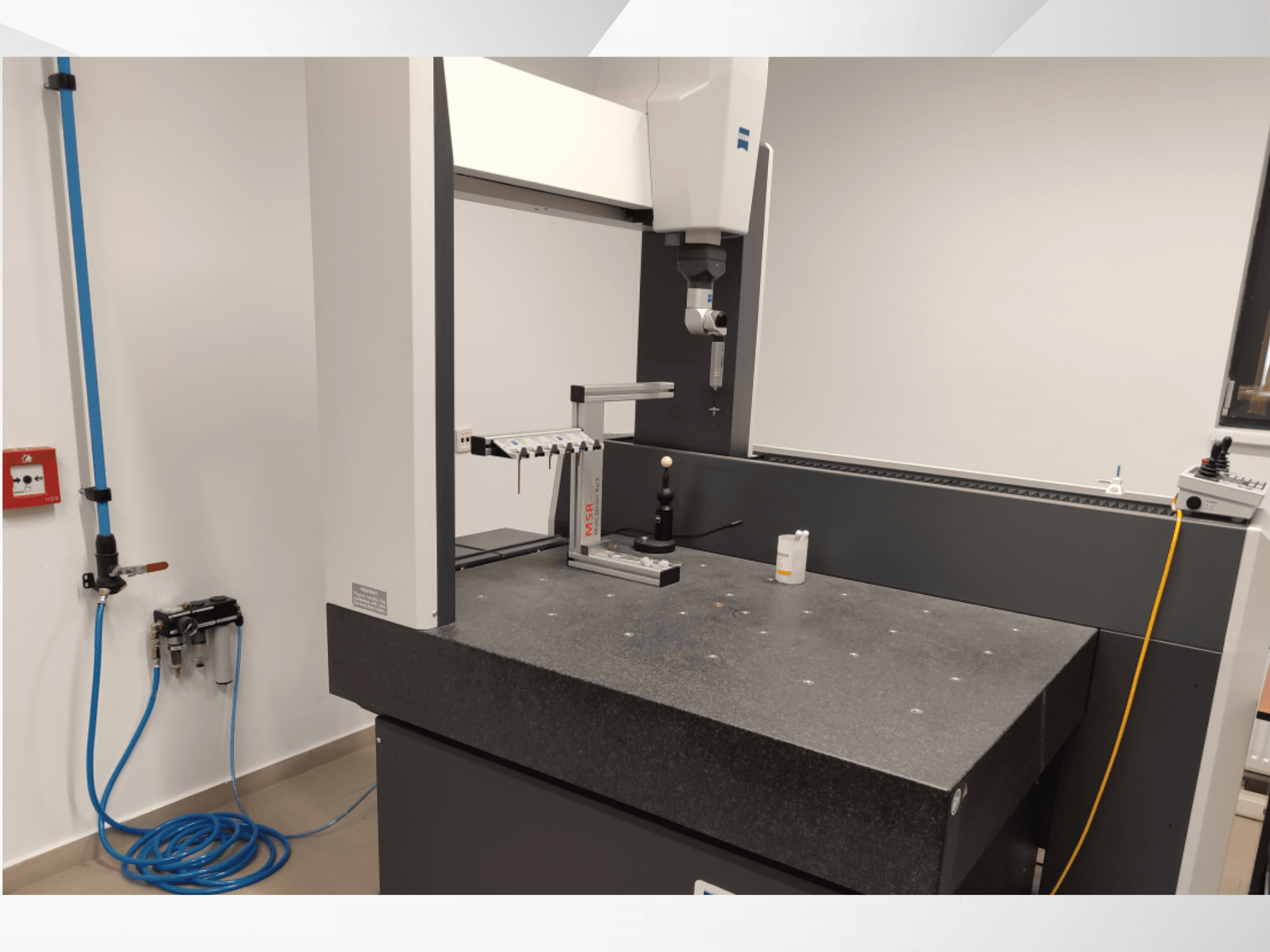 MSR-mätanordning i ett laboratorium, framifrån med granitbord, kalibreringskula och anslutna verktyg.