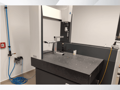 MSR-mätanordning i ett laboratorium, framifrån med granitbord, kalibreringskula och anslutna verktyg.