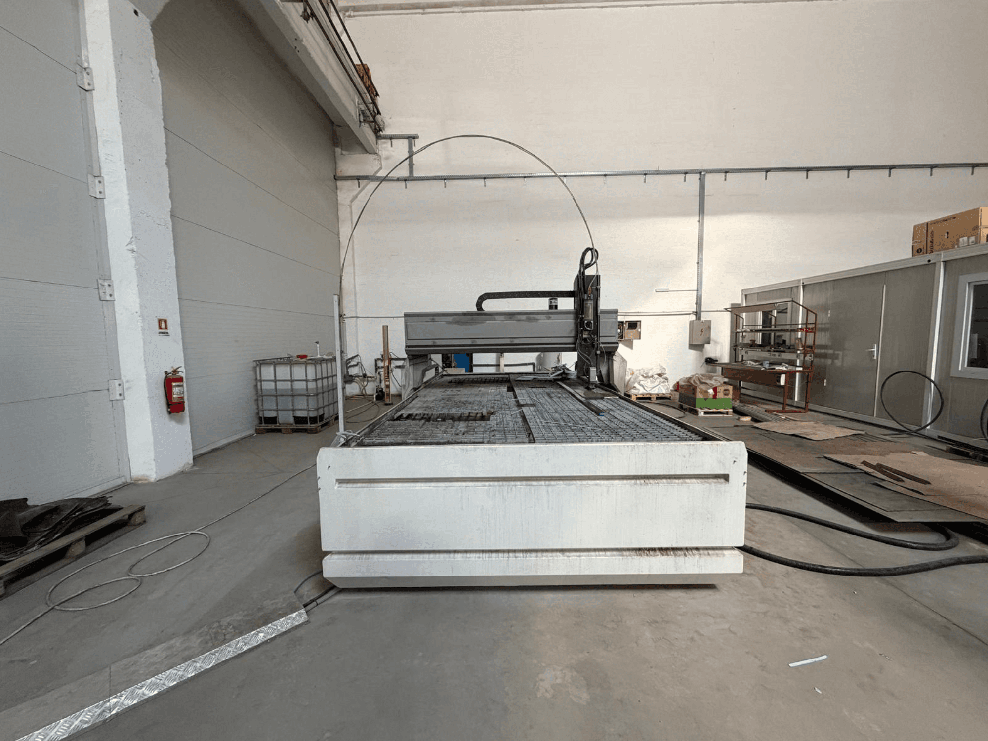 Vattenstråleskärmaskinen CMS SMARTLINE 2040, sett framifrån, som visar sin stora plana yta och industriella miljö.