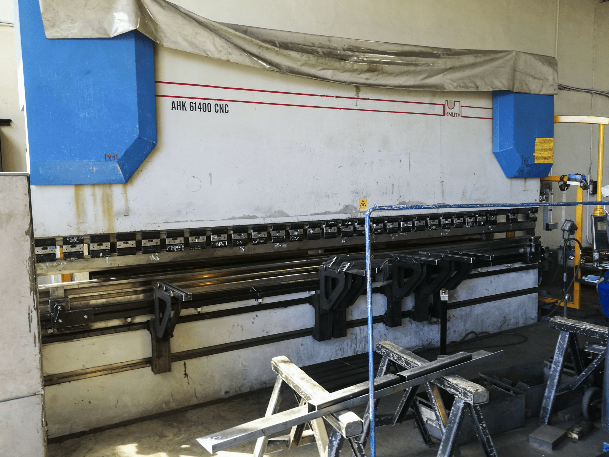 KNUTH-maskinen sedd från vänsterAHK 61400 CNC