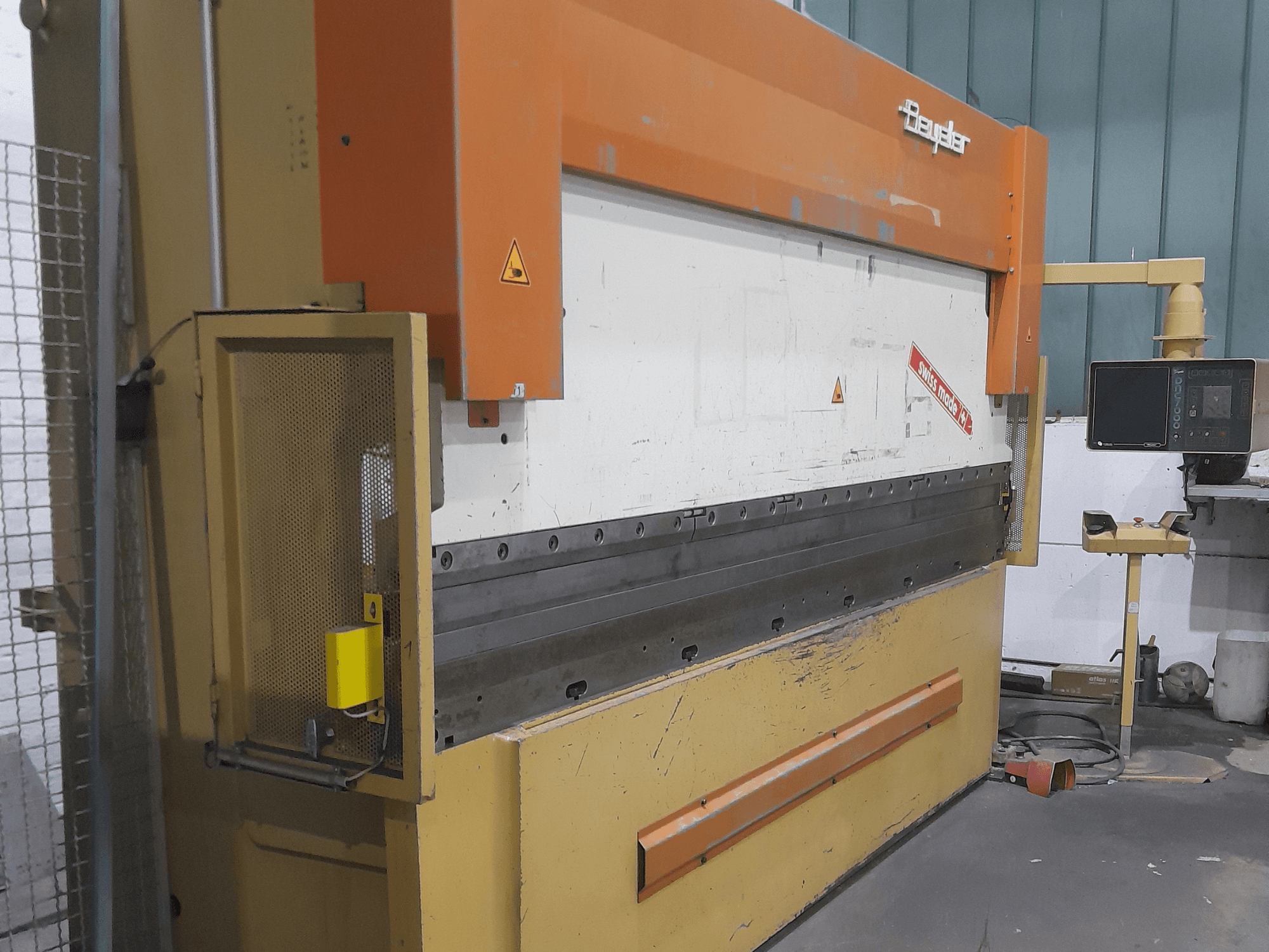 BEYELER RT125x3600 kantpress i sidovy, med kontrollpanel och säkerhetsskydd, idealisk för bockning av metall.