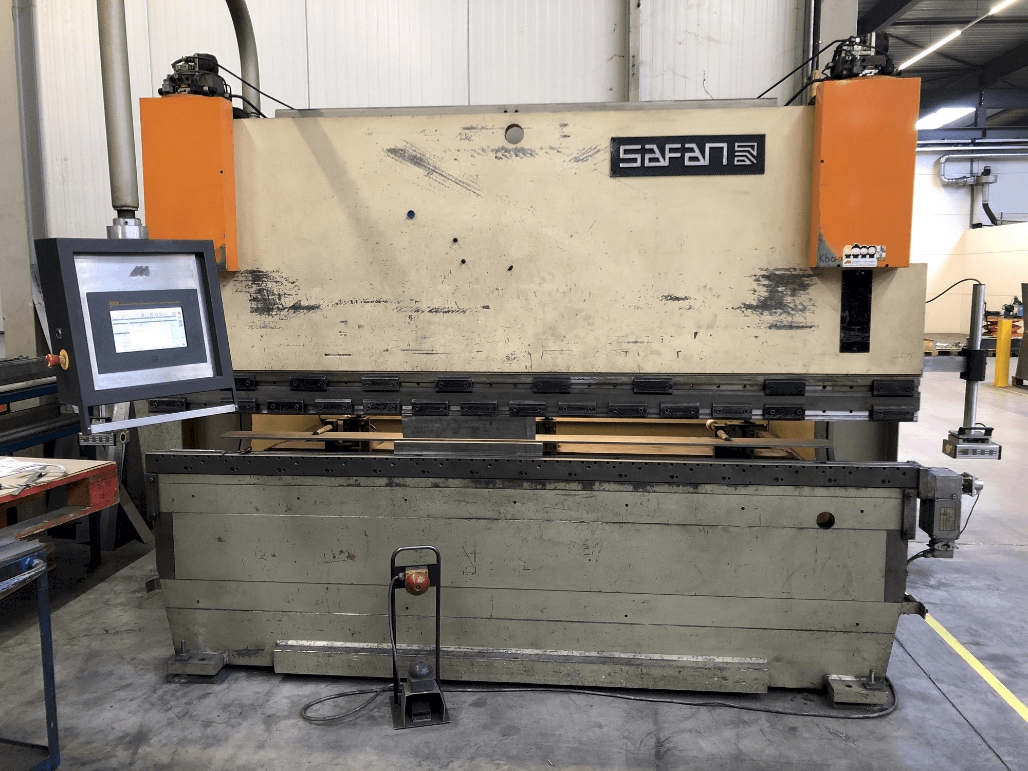 Safan CNCL 110T-maskinen framifrån