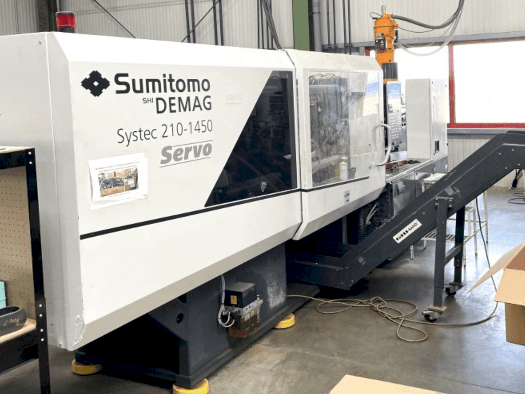 DEMAG System 210-1450-maskinen framifrån