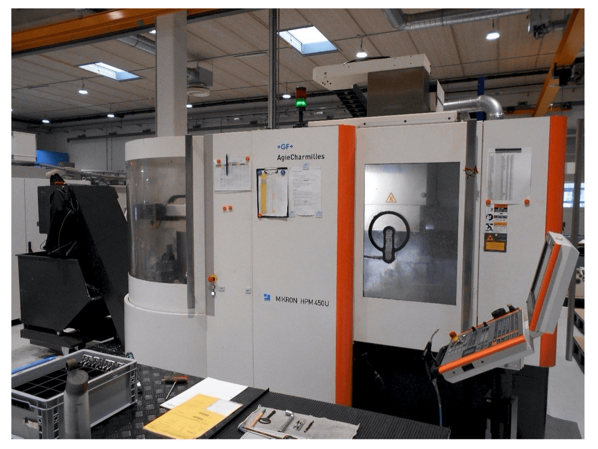 AgieCharmilles Mikron HPM 450U-maskinen framifrån
