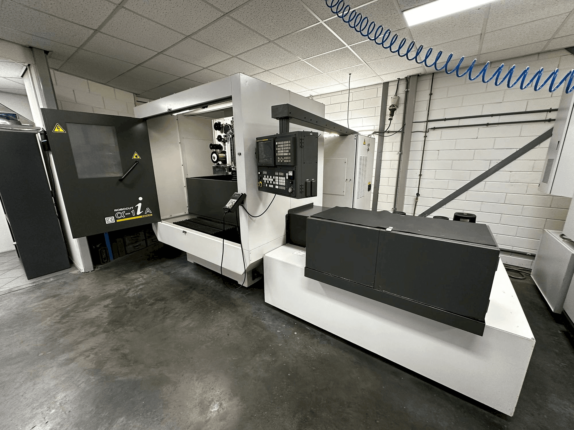 FANUC Robocut α-1iA-maskinen framifrån
