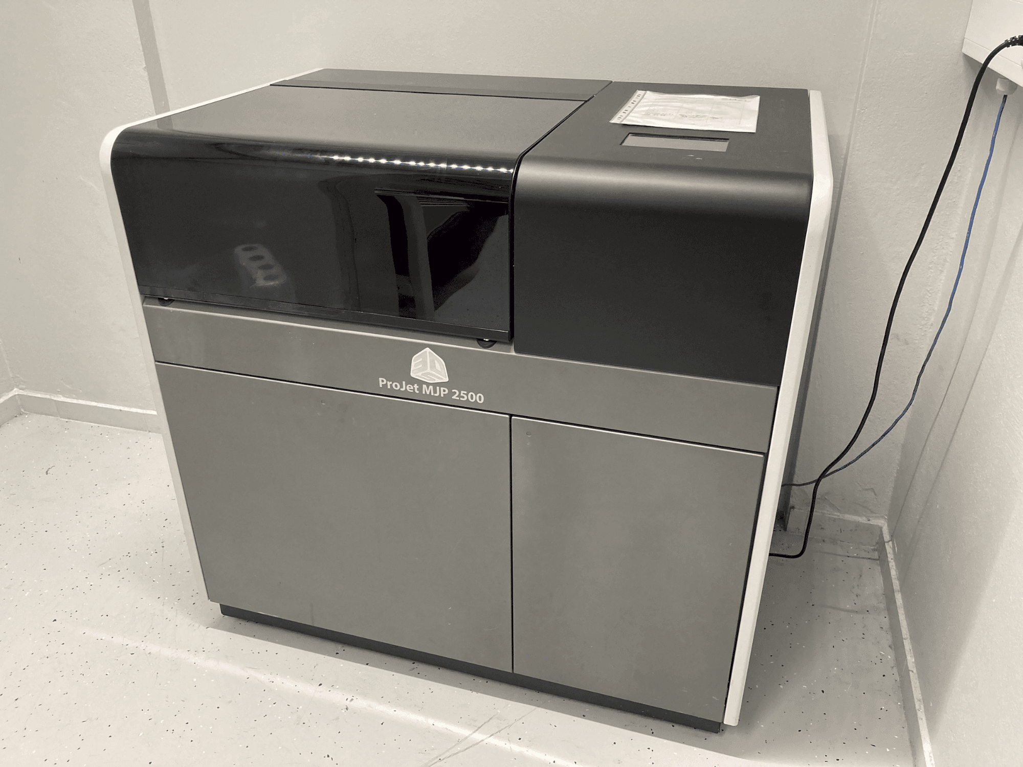 3DSYSTEMS Projet 2500 Plus-maskinen framifrån