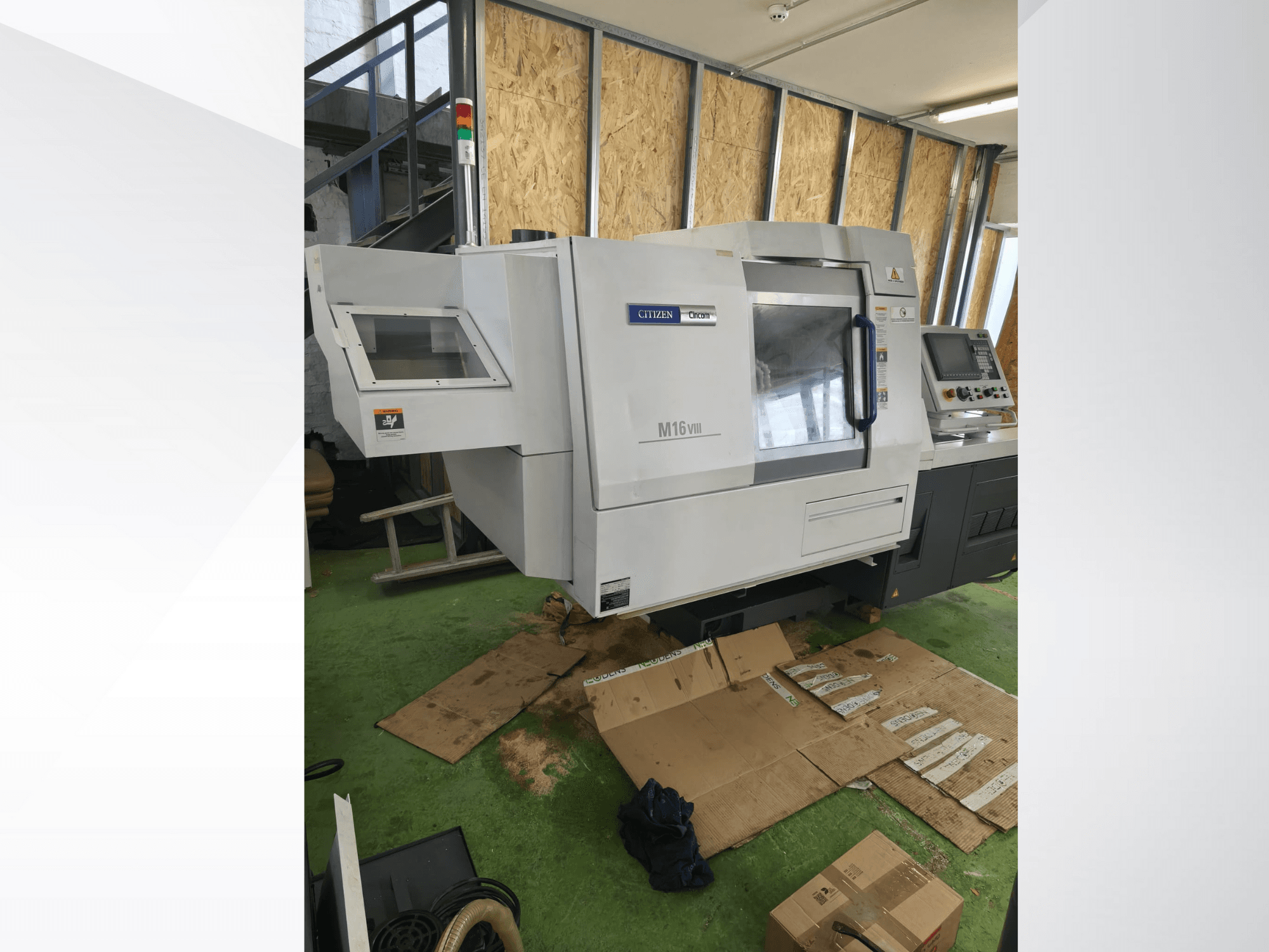 Citizen M16VIII CNC-svarv framifrån, med kontrollpanel och säkerhetslampor, placerad på grönt golv.