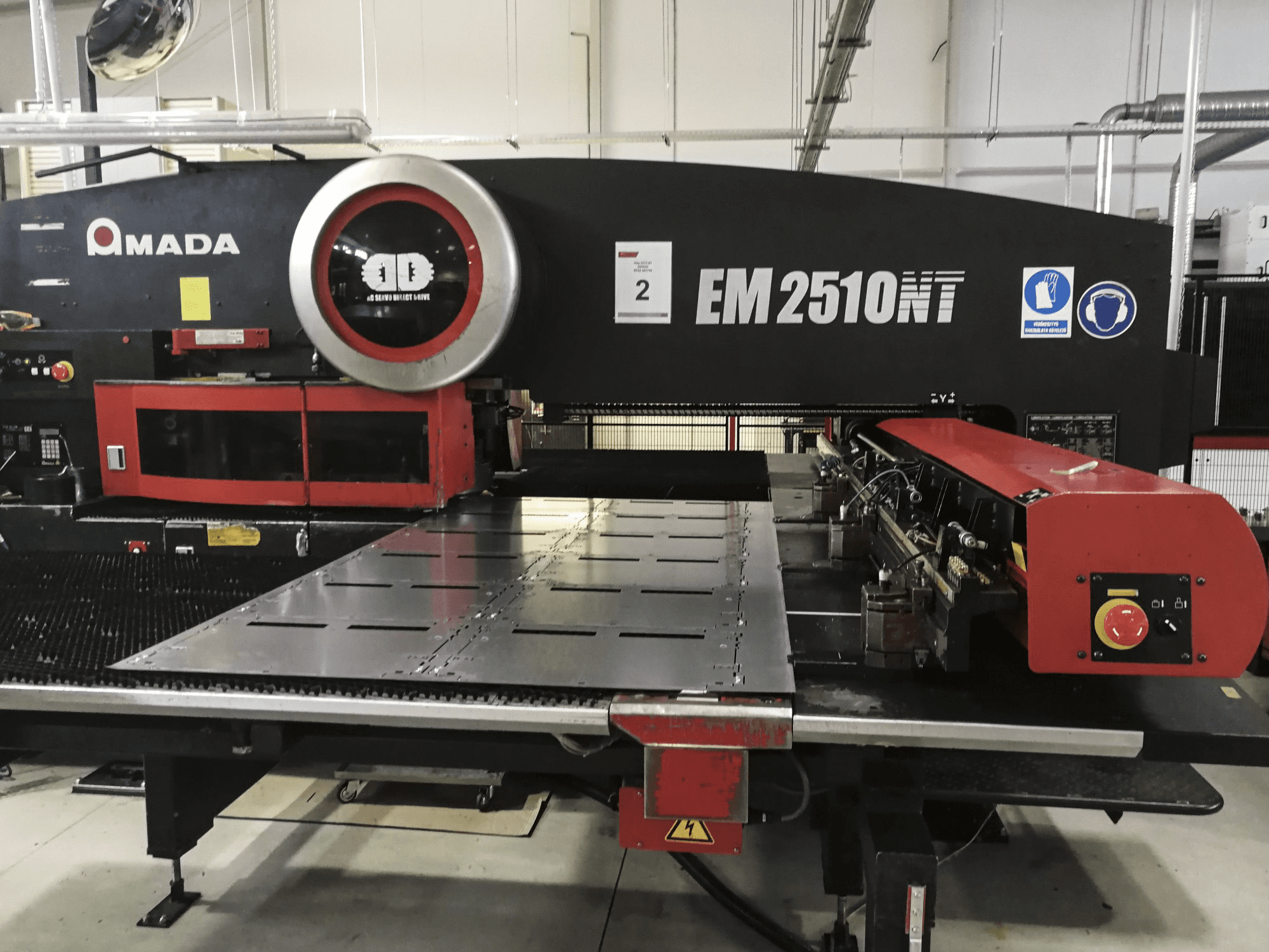 AMADA-maskinen framifrånEM2510NT